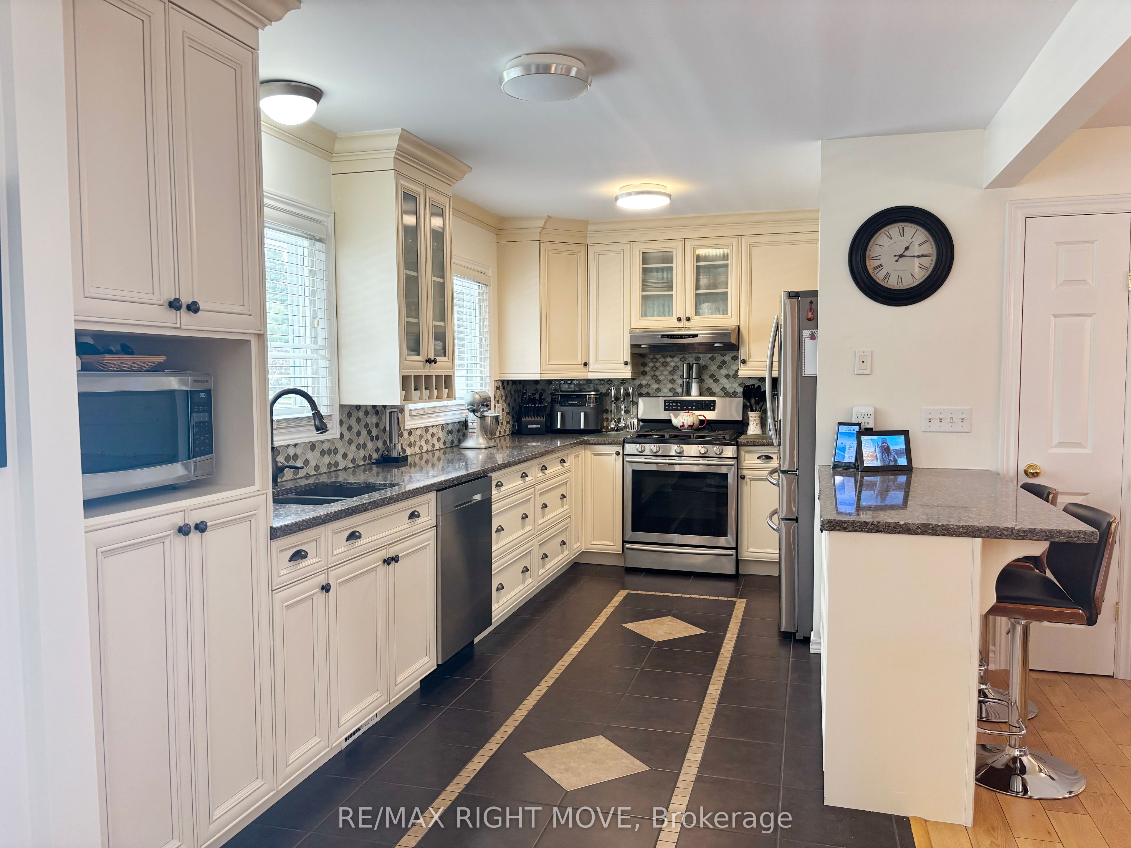 3705 Shadow Creek Road, Severn, ON L3V 6H3 photo 4