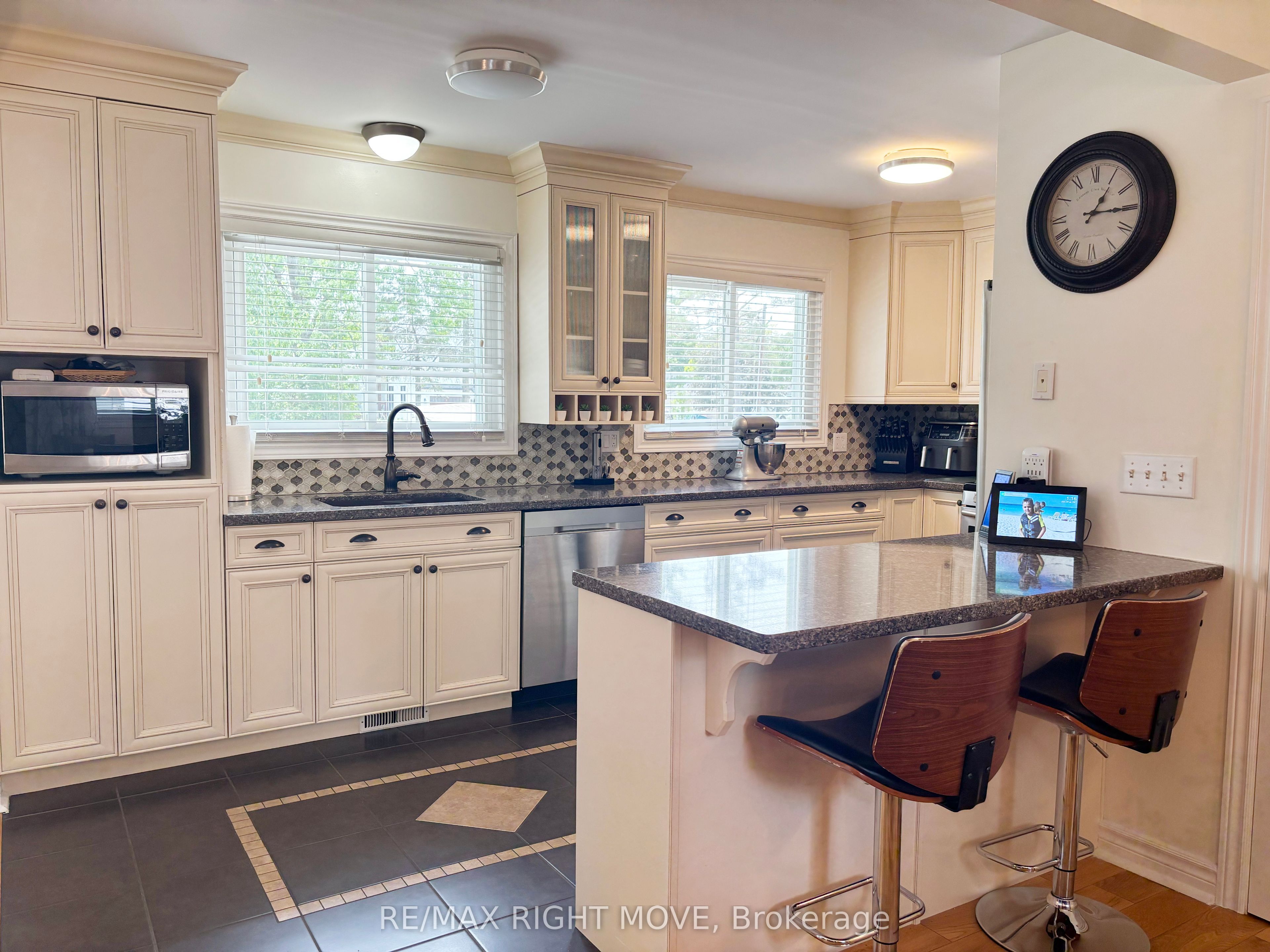3705 Shadow Creek Road, Severn, ON L3V 6H3 photo 5