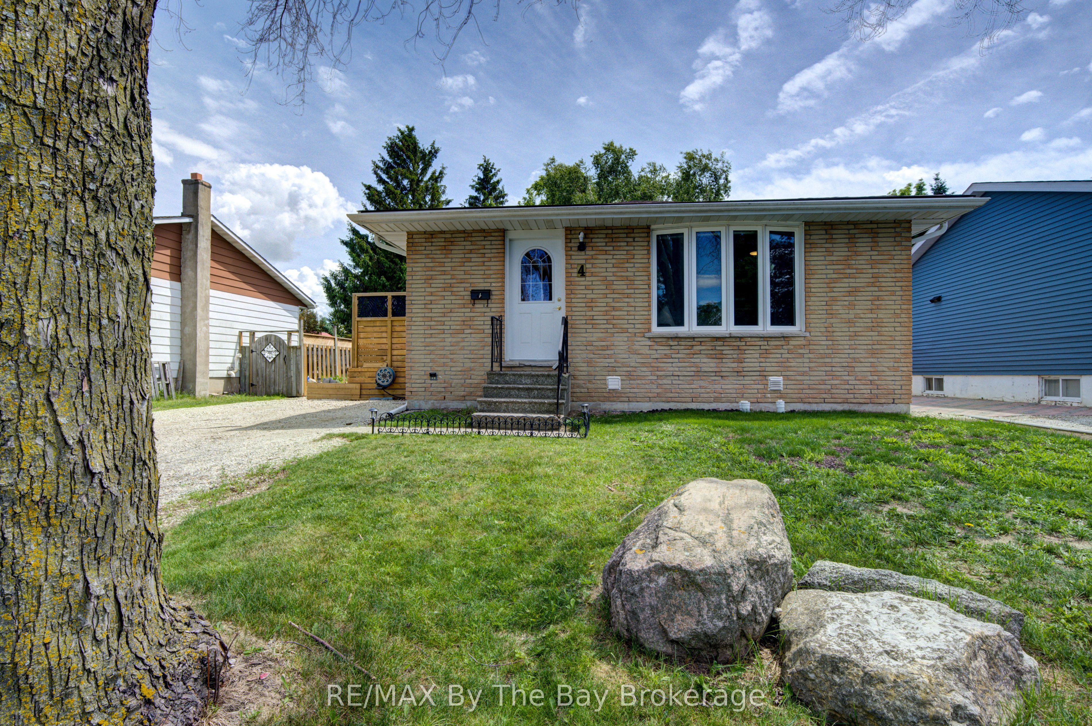 4 Watts Crescent, Collingwood, ON L9Y 4H2