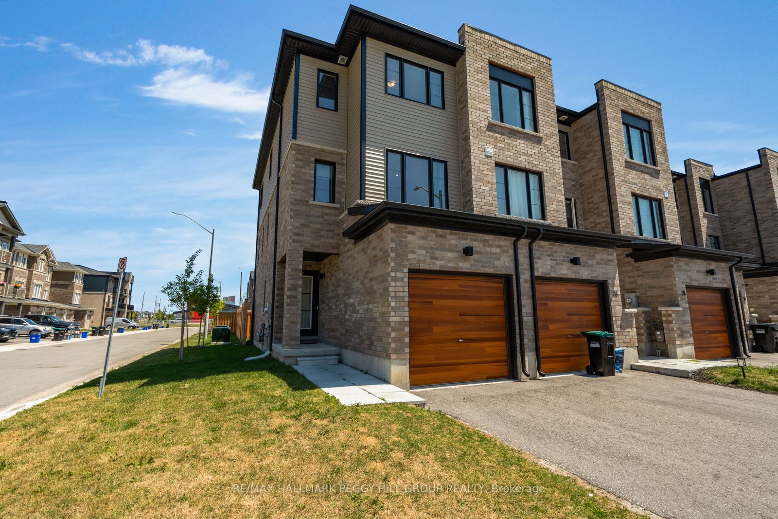 30 Pumpkin Corner Crescent, Barrie, ON L9J 0T6 photo 2