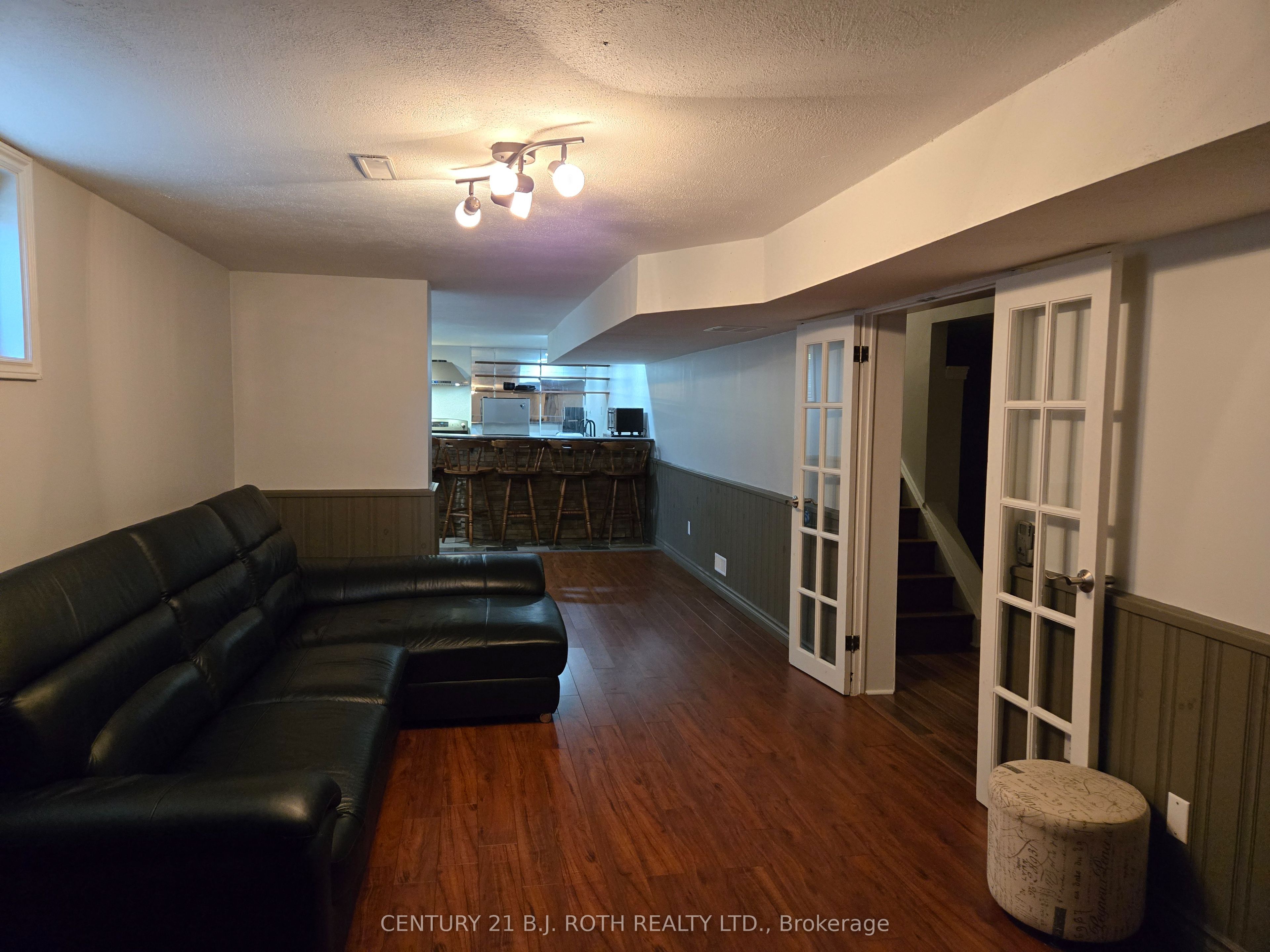 105 Chieftain Crescent Bachelor, Barrie, ON L4N 6J2 photo 2