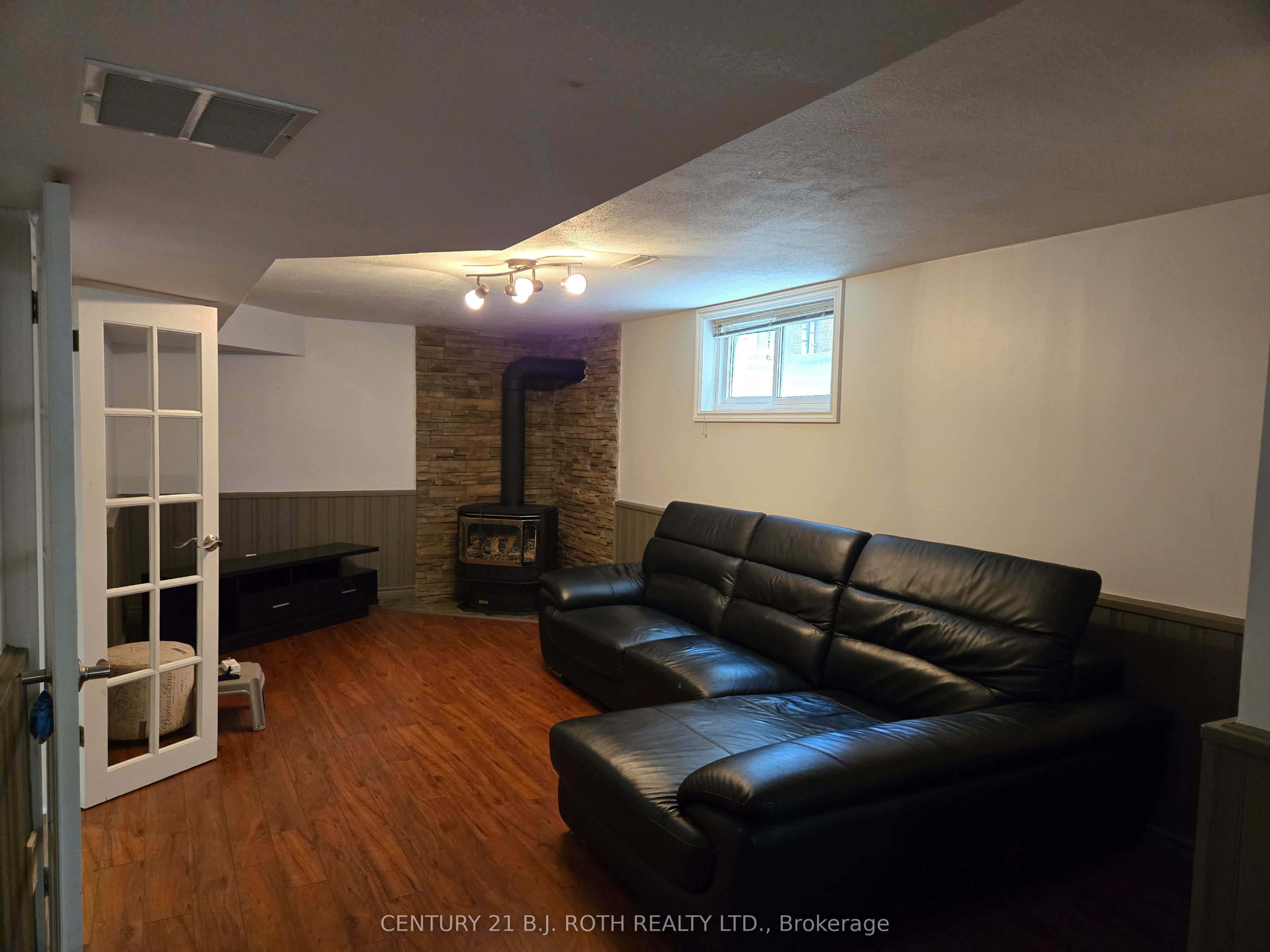 105 Chieftain Crescent Bachelor, Barrie, ON L4N 6J2 photo 3