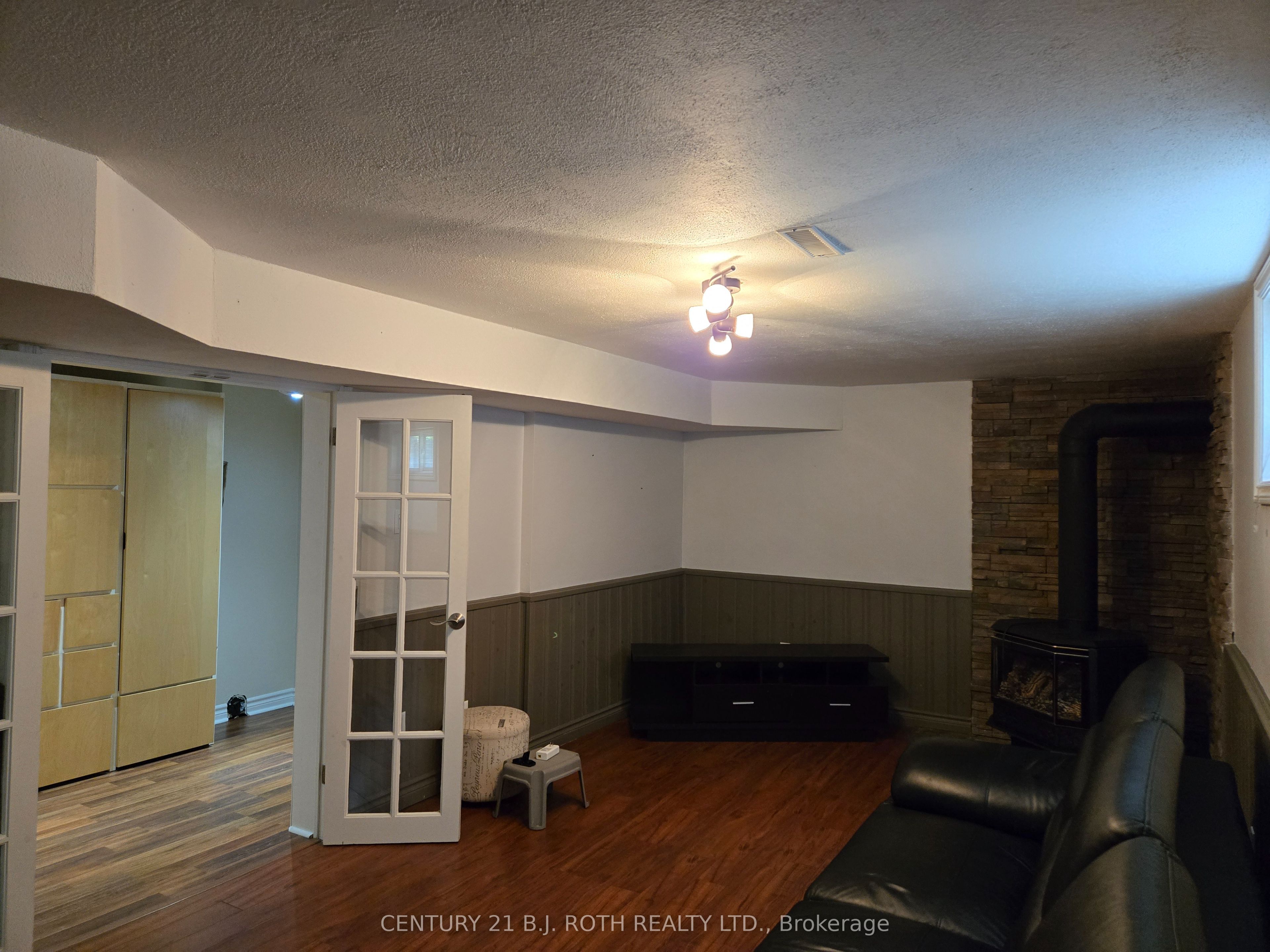 105 Chieftain Crescent Bachelor, Barrie, ON L4N 6J2 photo 4