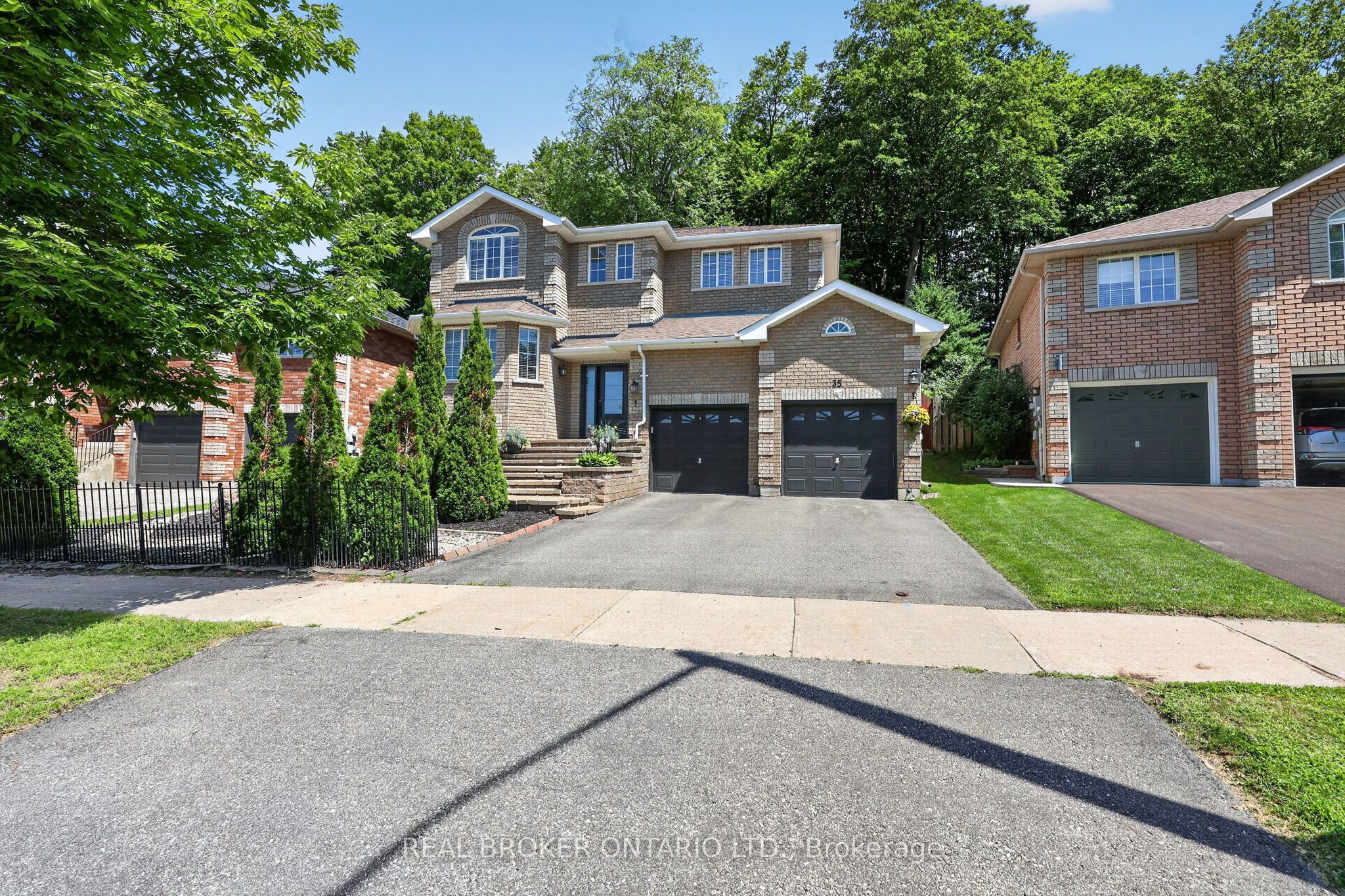 35 Bloom Crescent, Barrie, ON L4N 0S8
