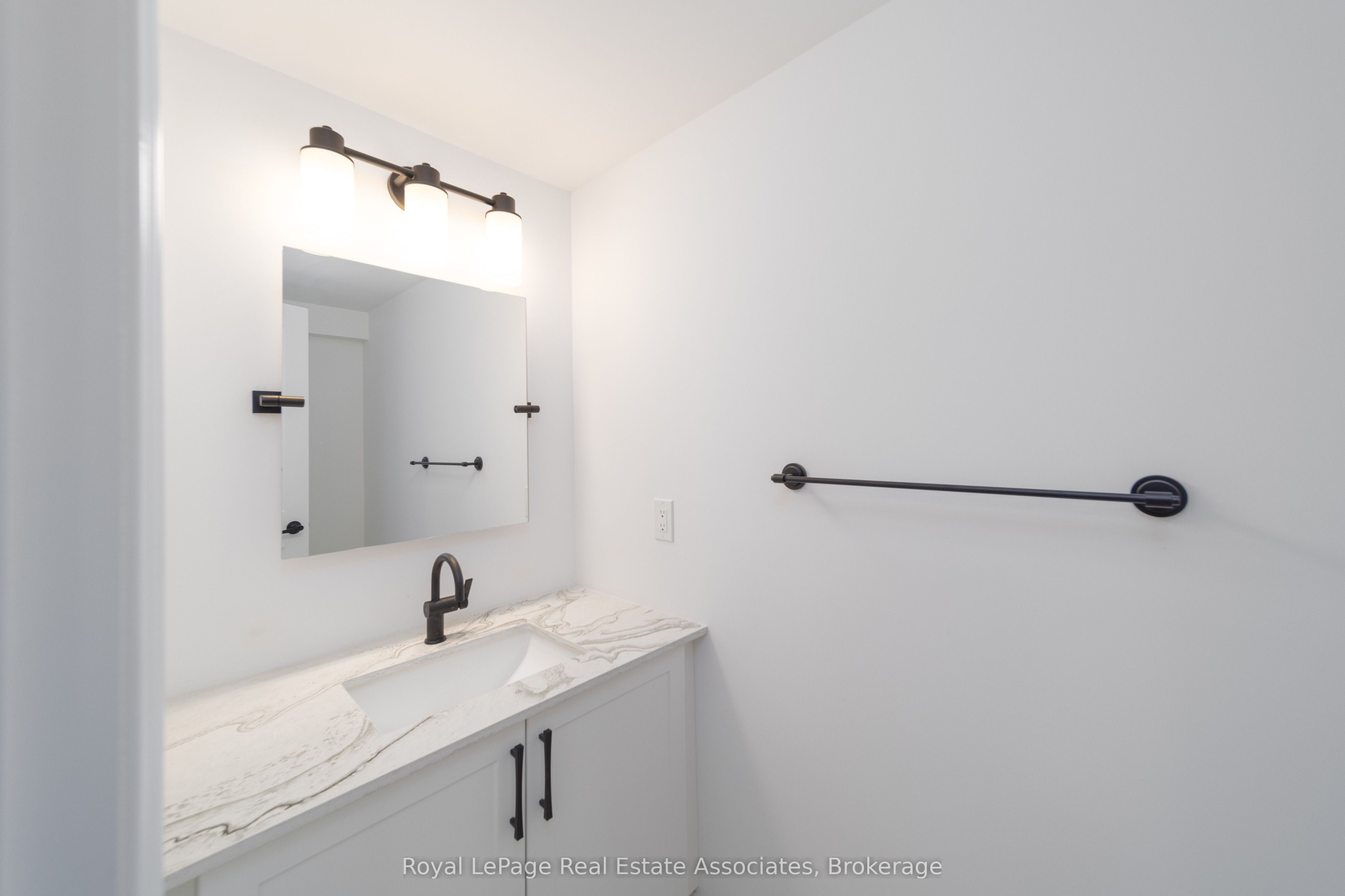 12 Hay Lane, Barrie, ON L9J 0V5 photo 5