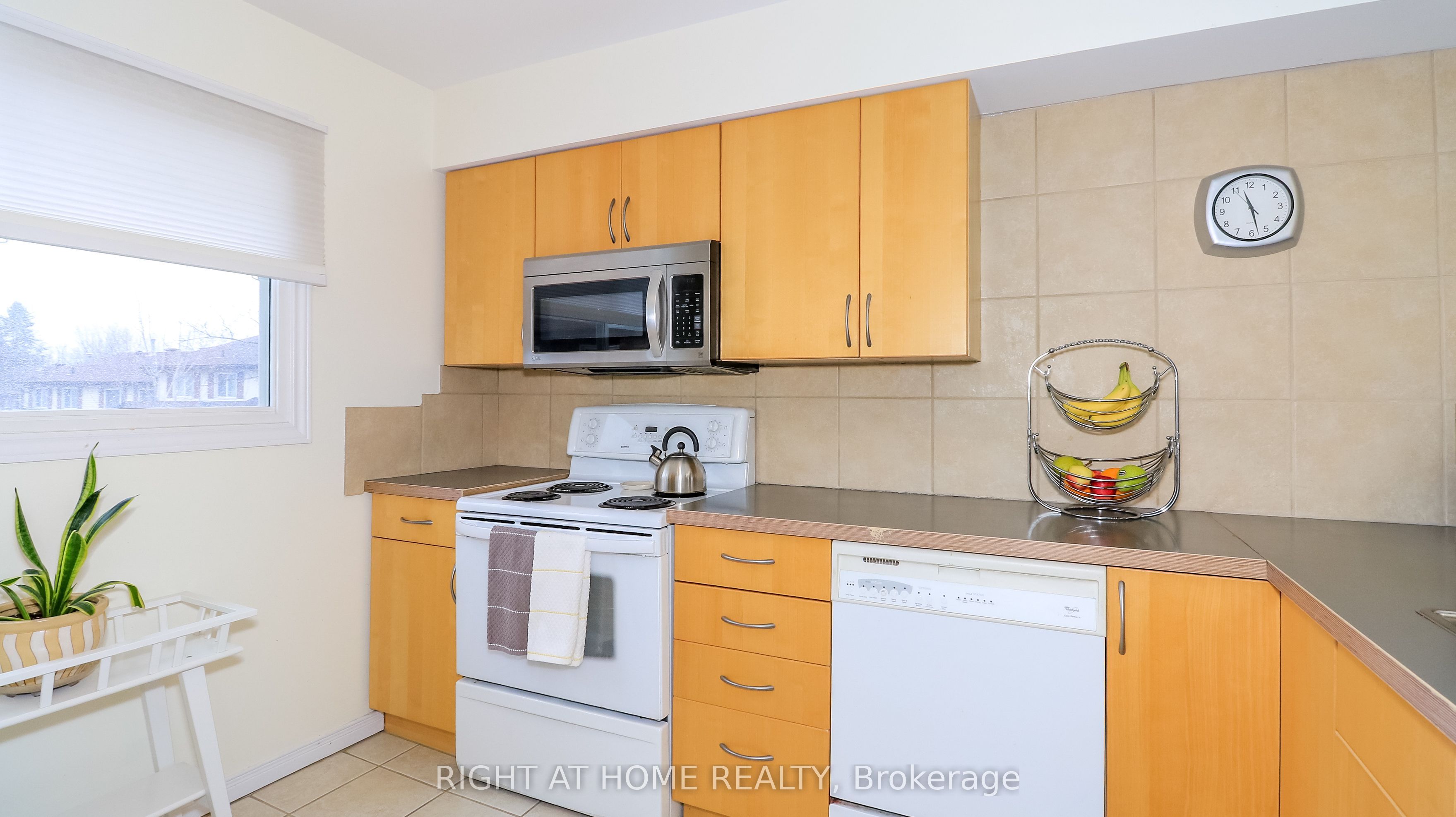52 Adelaide Street 23, Barrie, ON L4N 3T5 photo 3