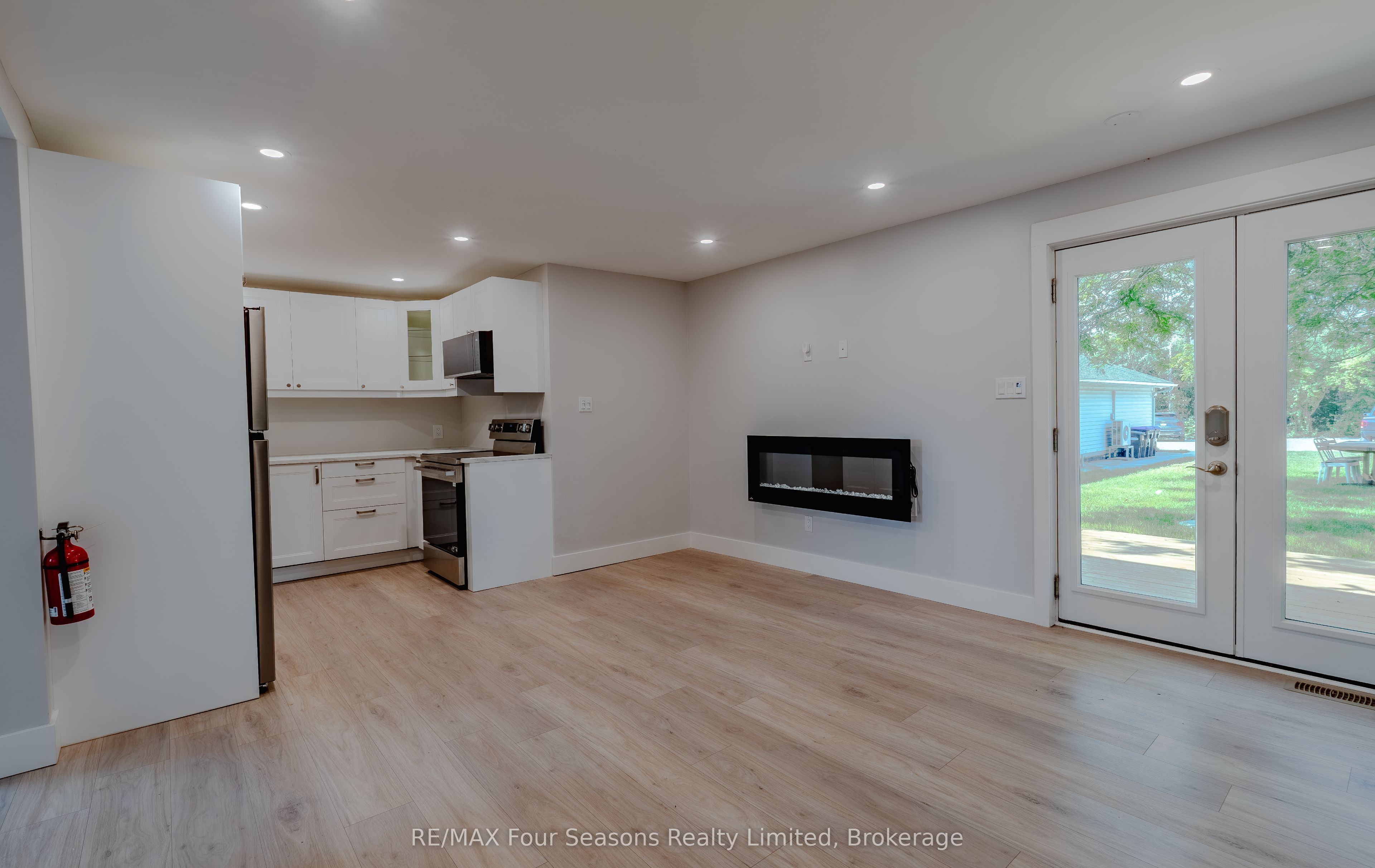 9811 Beachwood Road, Collingwood, ON L9Y 5P1 photo 2