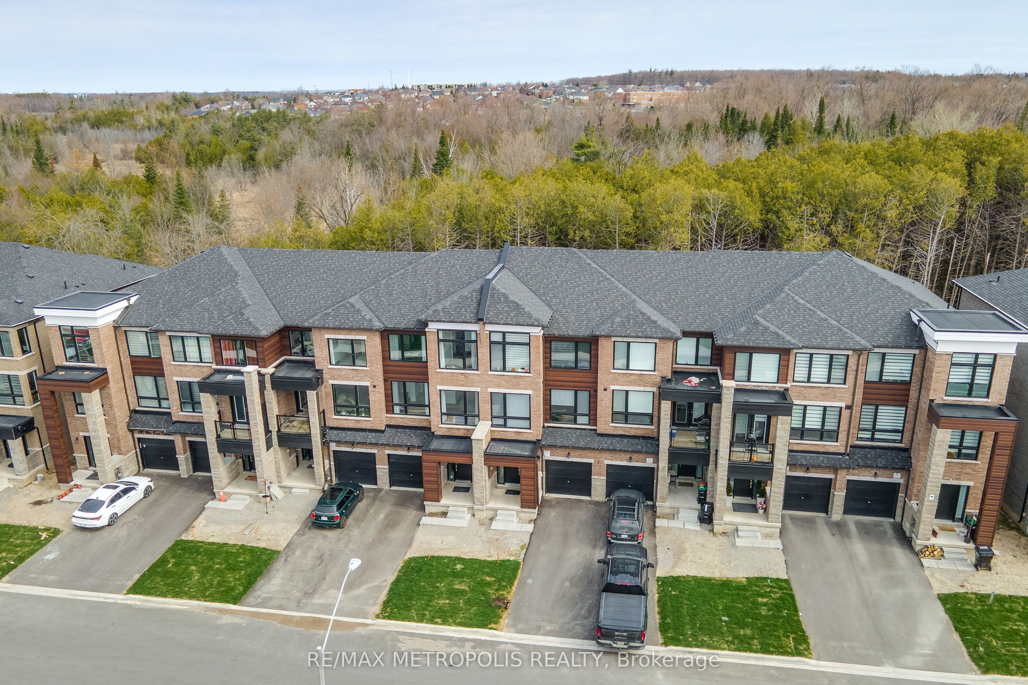 132 Blue Forest Crescent, Barrie, ON L4M 7J6 photo 3
