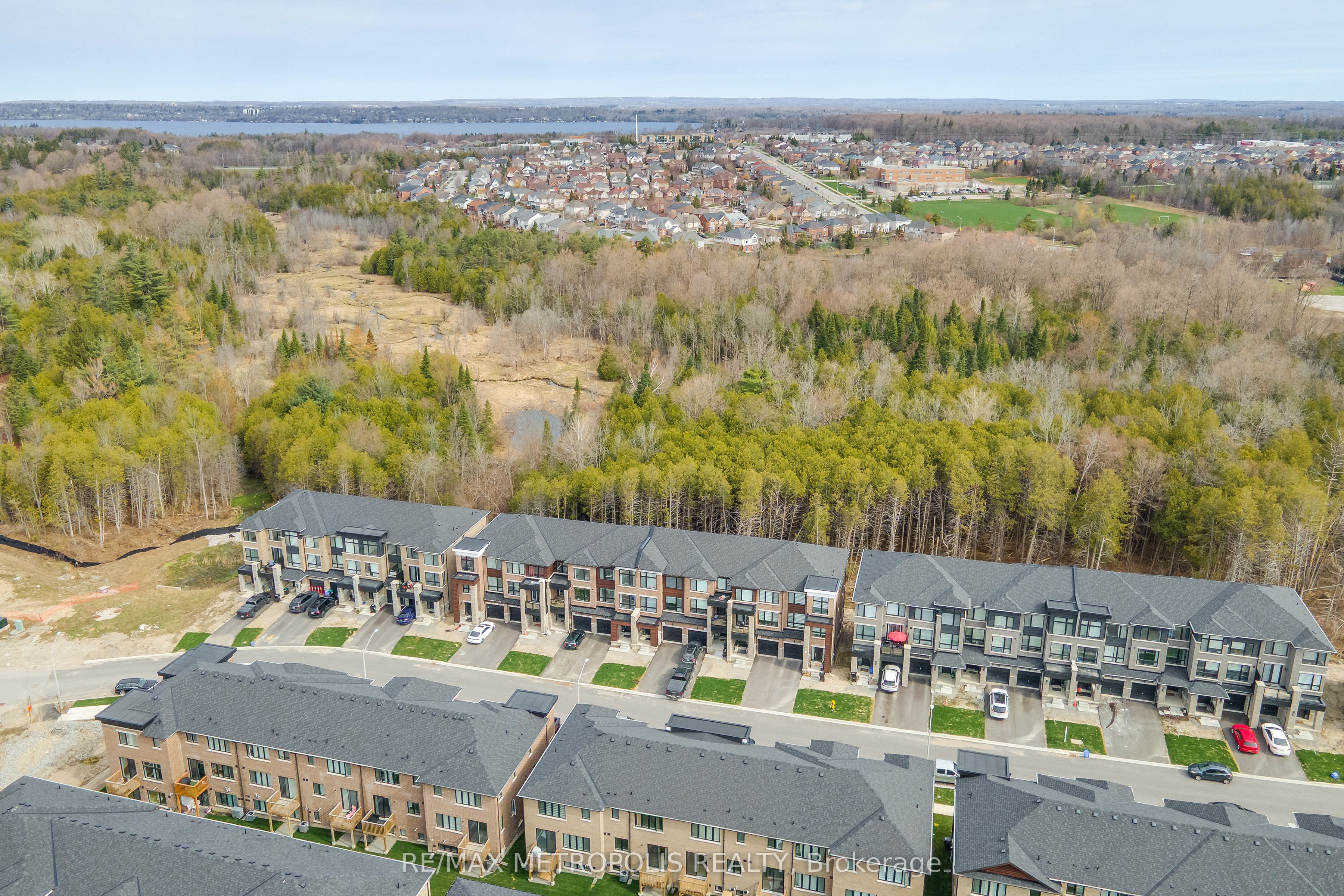 132 Blue Forest Crescent, Barrie, ON L4M 7J6 photo 4