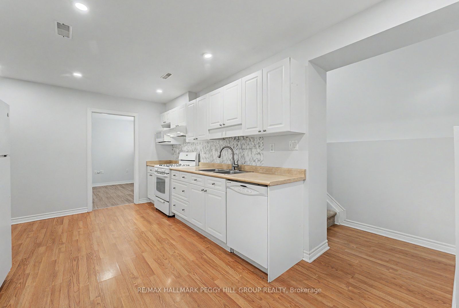 148 Livingstone Street E Lower, Barrie, ON L4M 6Y7 photo 2