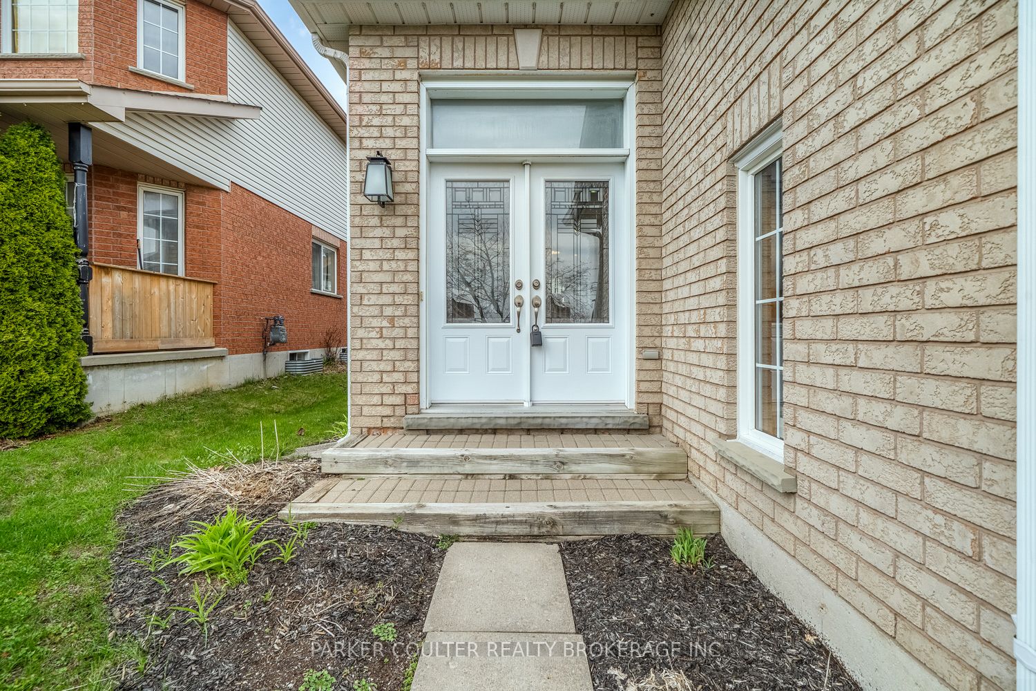 216 Mapleton Avenue, Barrie, ON L4N 8T3 photo 2