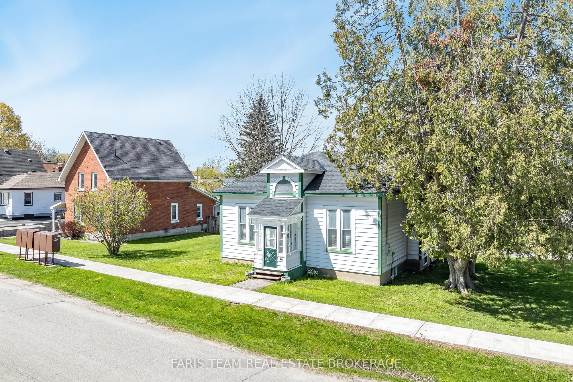 16 Peel Street, Penetanguishene, ON L9M 1A6 photo 2