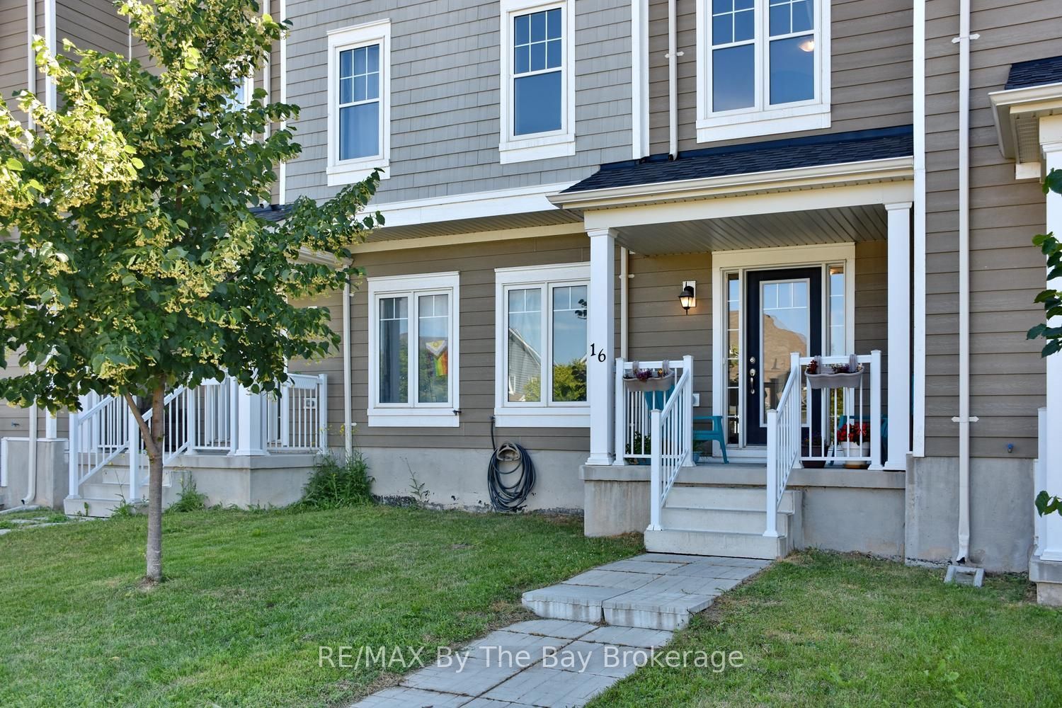 16 Village Gate Drive, Wasaga Beach, ON L9Z 0J7 photo 2