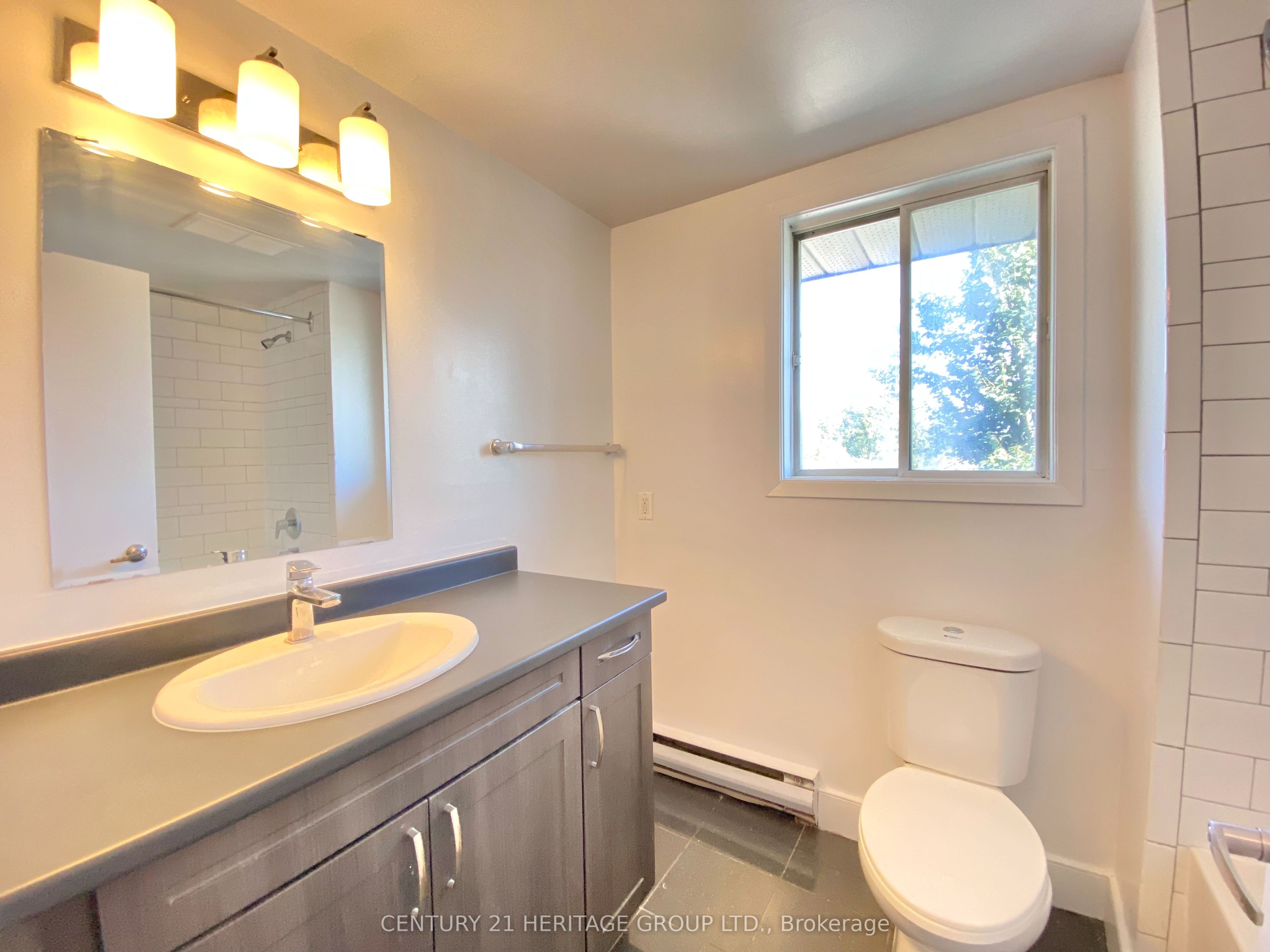 170 Grove Street E 403, Barrie, ON L4M 2P7 photo 3