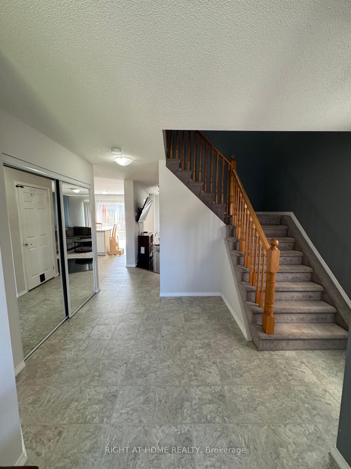 20 Courtney Crescent, Barrie, ON L4N 5S7 photo 2