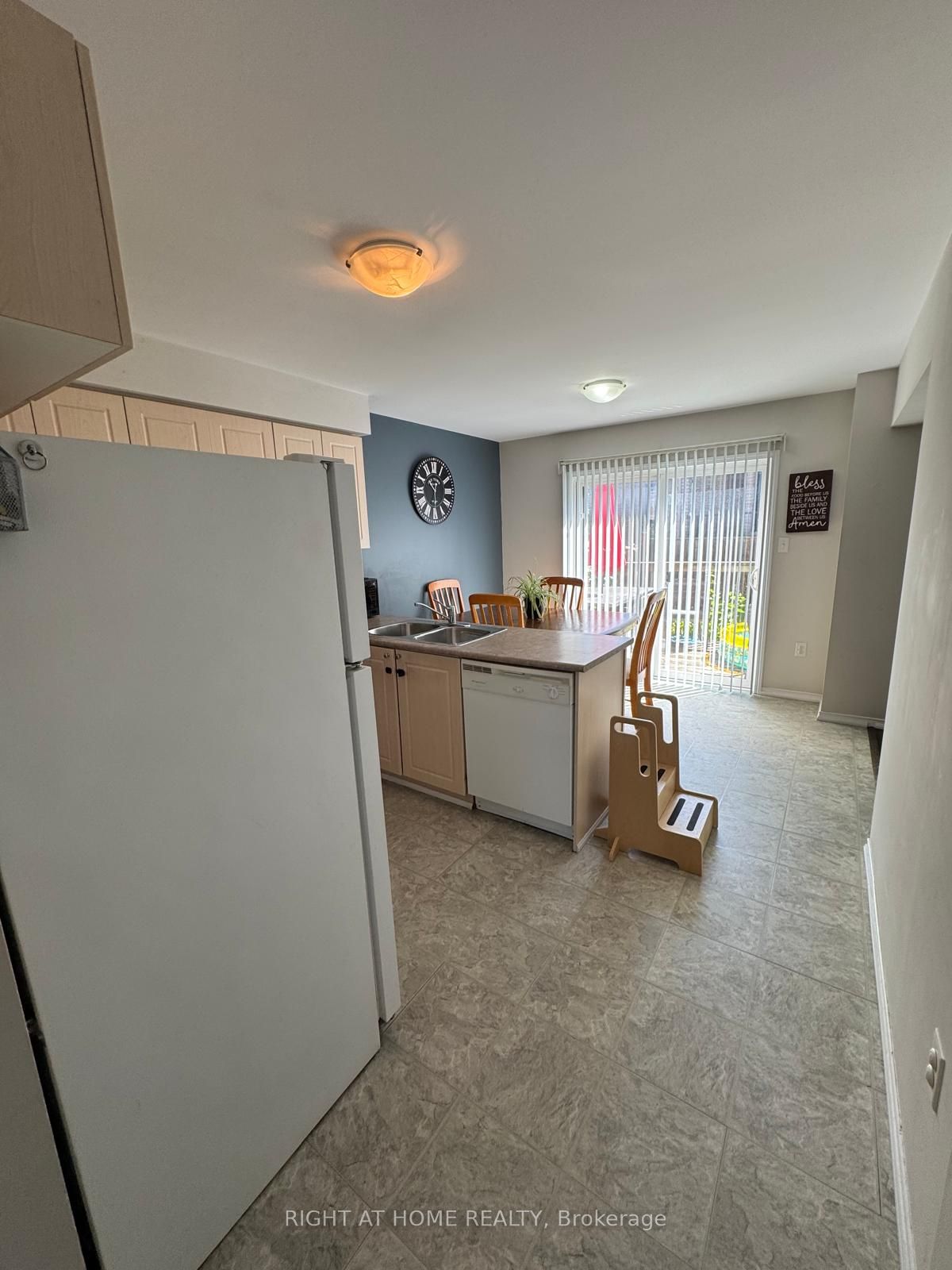 20 Courtney Crescent, Barrie, ON L4N 5S7 photo 5