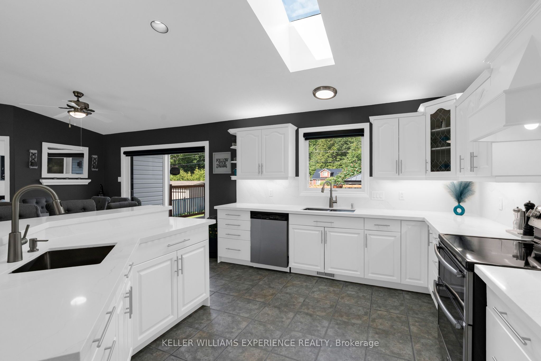 4 Downer Crescent, Wasaga Beach, ON L9Z 1B9 photo 4
