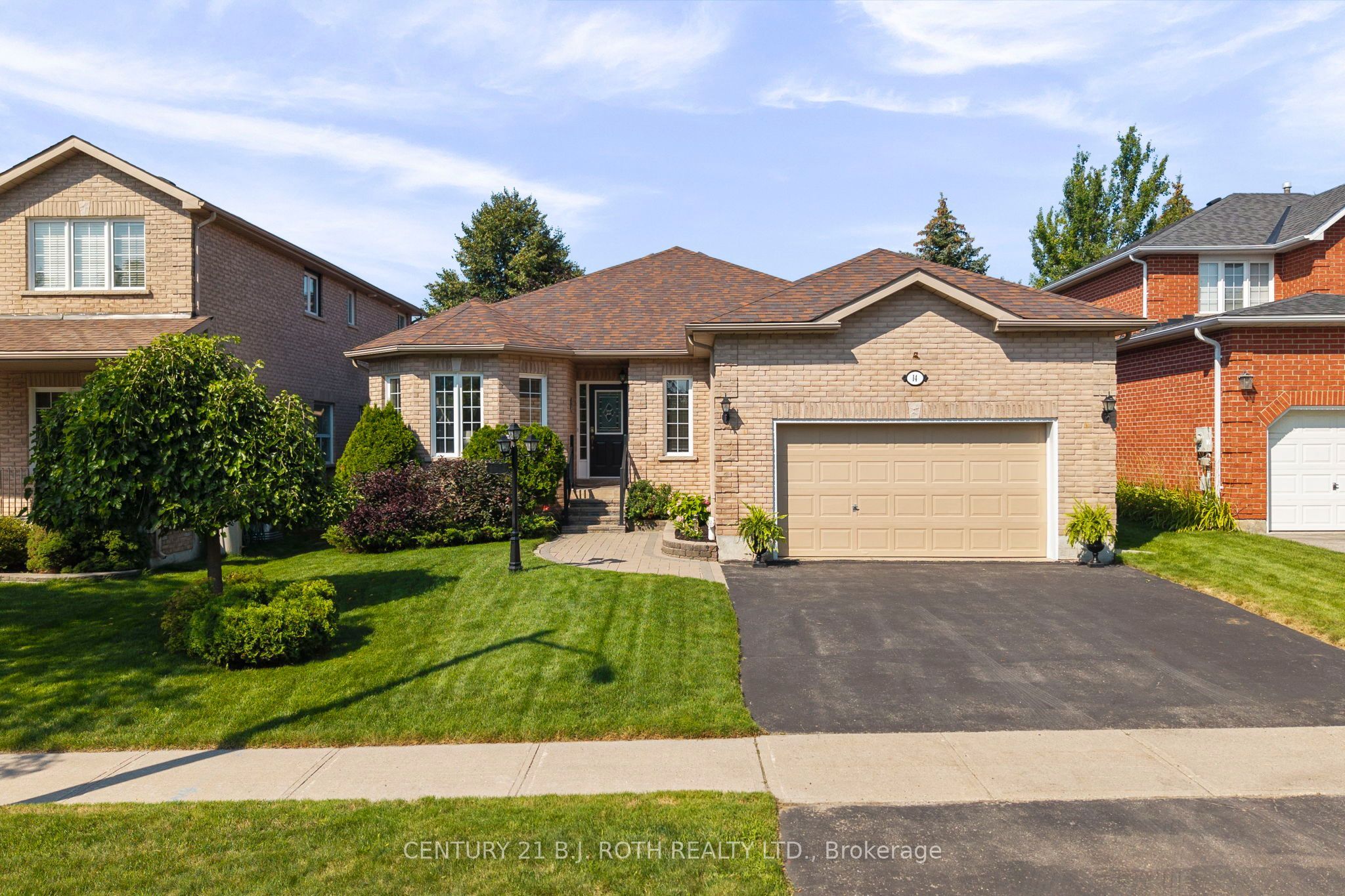14 Prince George Crescent, Barrie, ON L4N 0K8