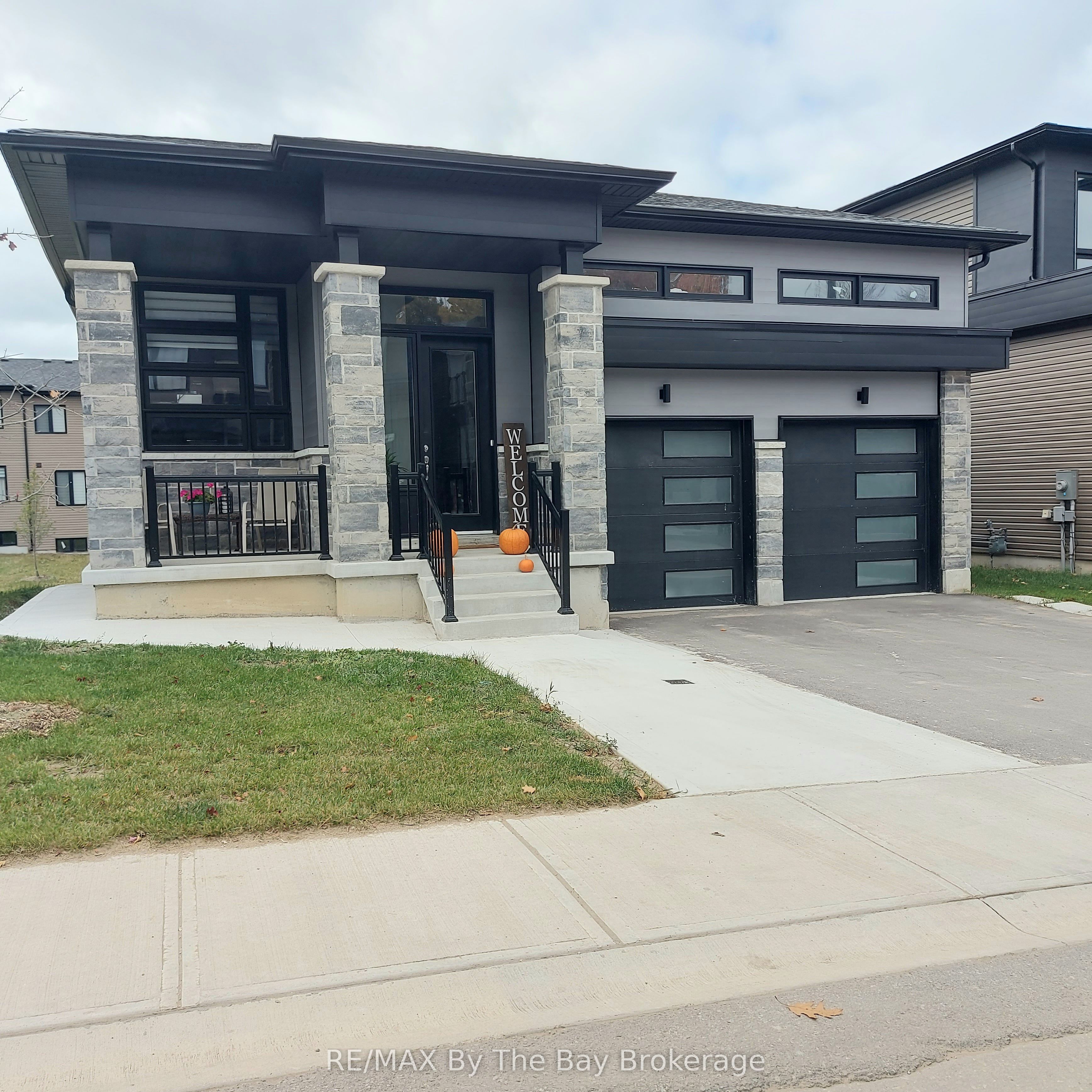 92 Berkely Street UPPER, Wasaga Beach, ON L9Z 0K5