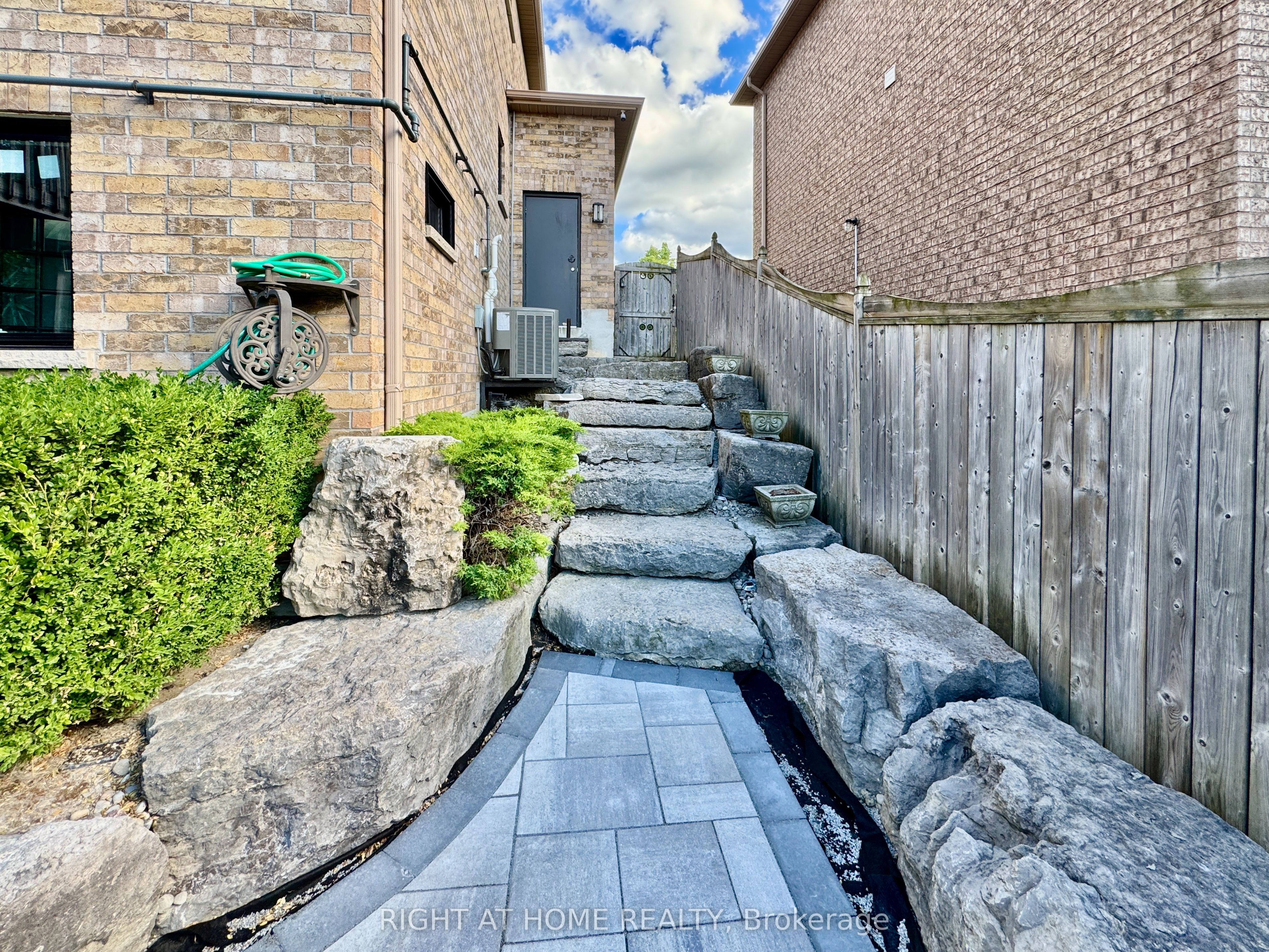 20 Prince Of Wales Drive Lower, Barrie, ON L4N 0T5