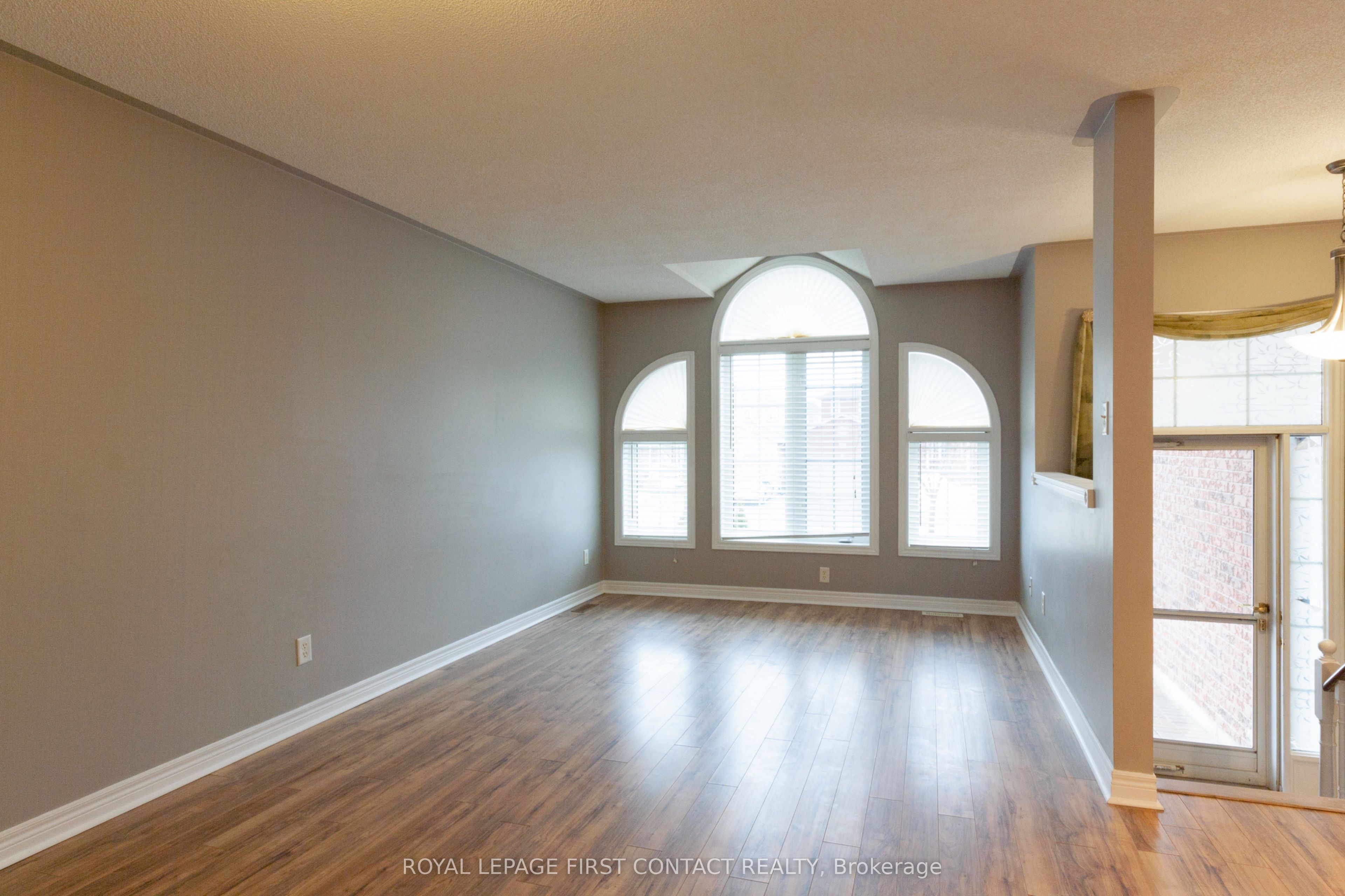 238 Wessenger Drive Upper, Barrie, ON L4N 8R4 photo 2