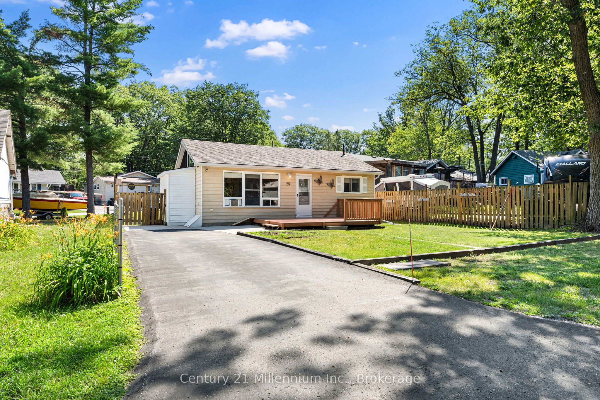 25 Glendale Avenue, Wasaga Beach, ON L9Z 2T1 photo 2