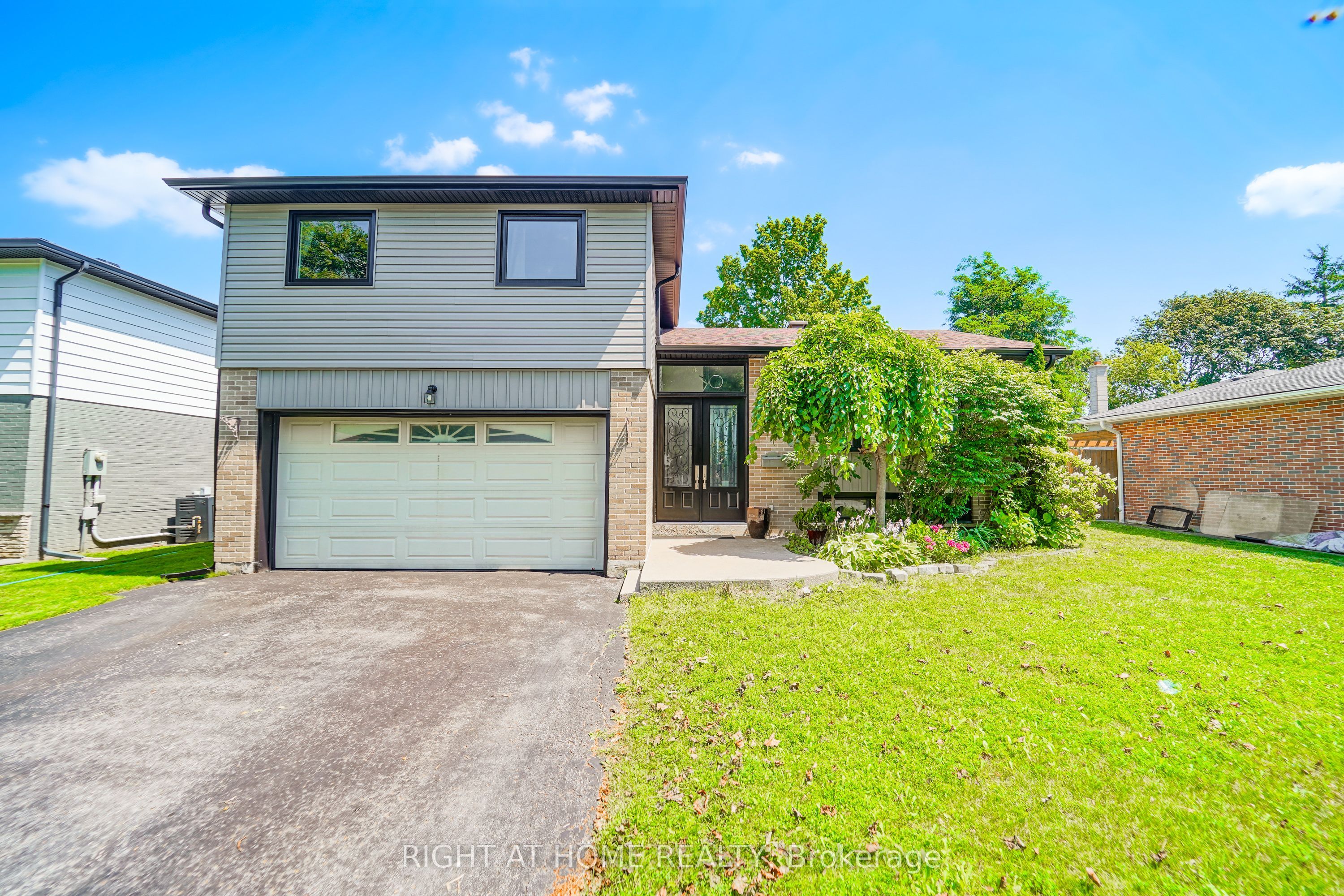 17 Clover Avenue, Barrie, ON L4N 3M7