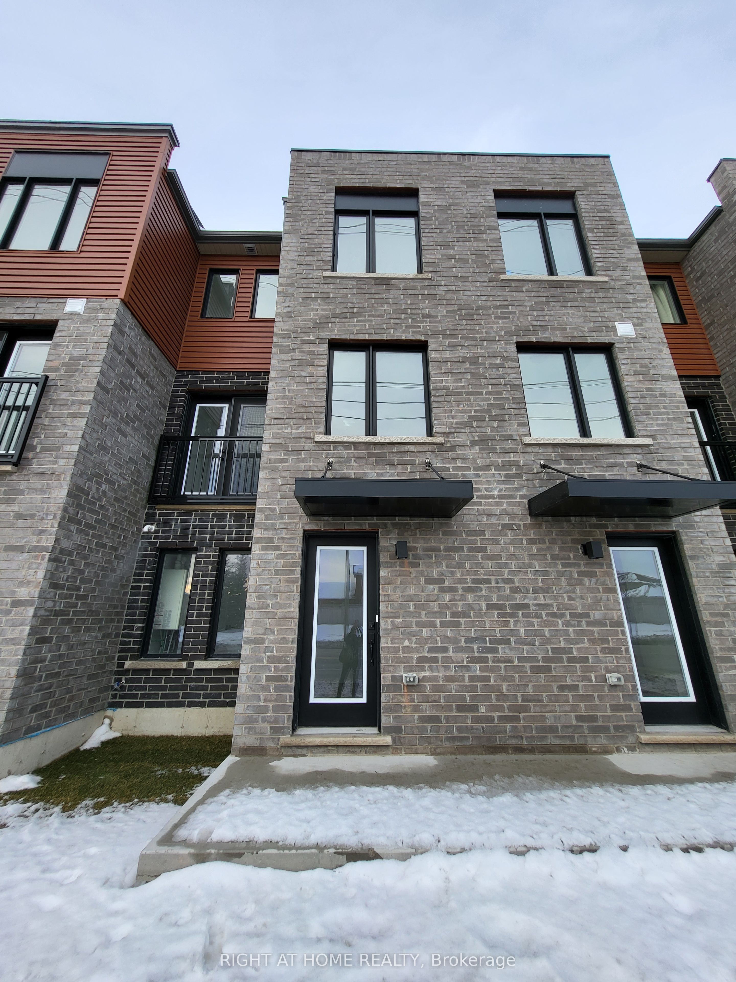 23 Fairlane Avenue, Barrie, ON L9J 0N1