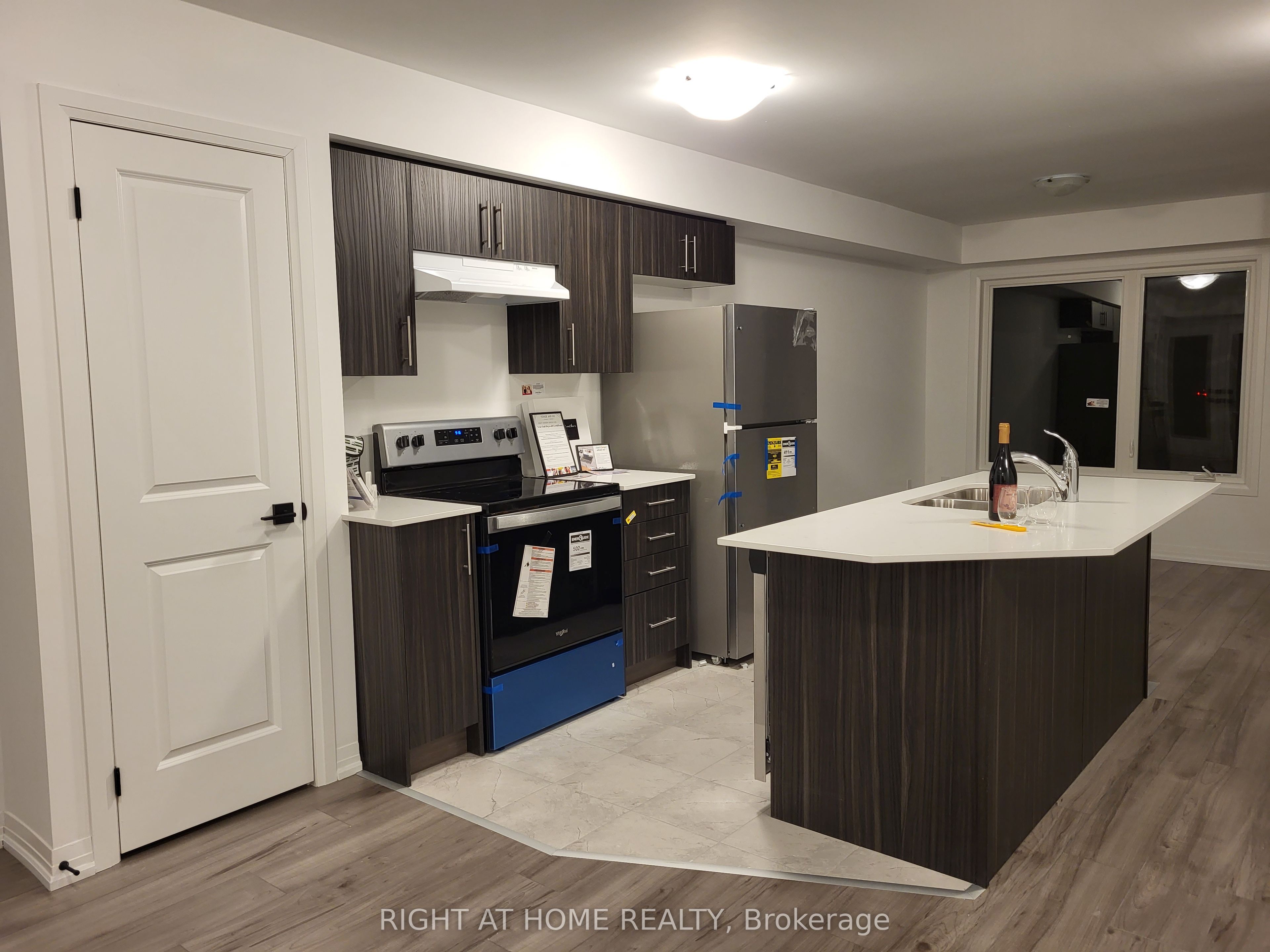 23 Fairlane Avenue, Barrie, ON L9J 0N1 photo 2