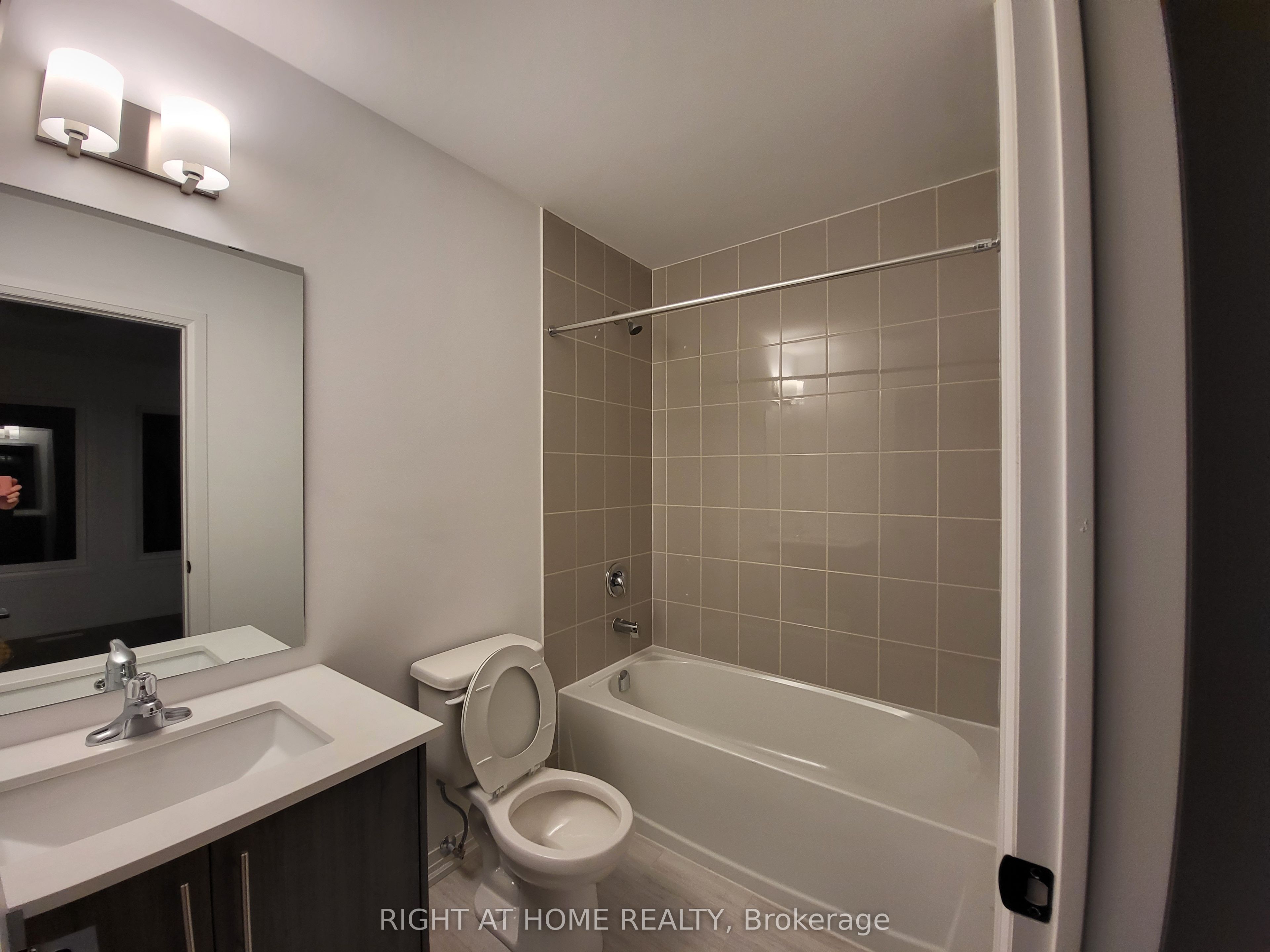 23 Fairlane Avenue, Barrie, ON L9J 0N1 photo 4