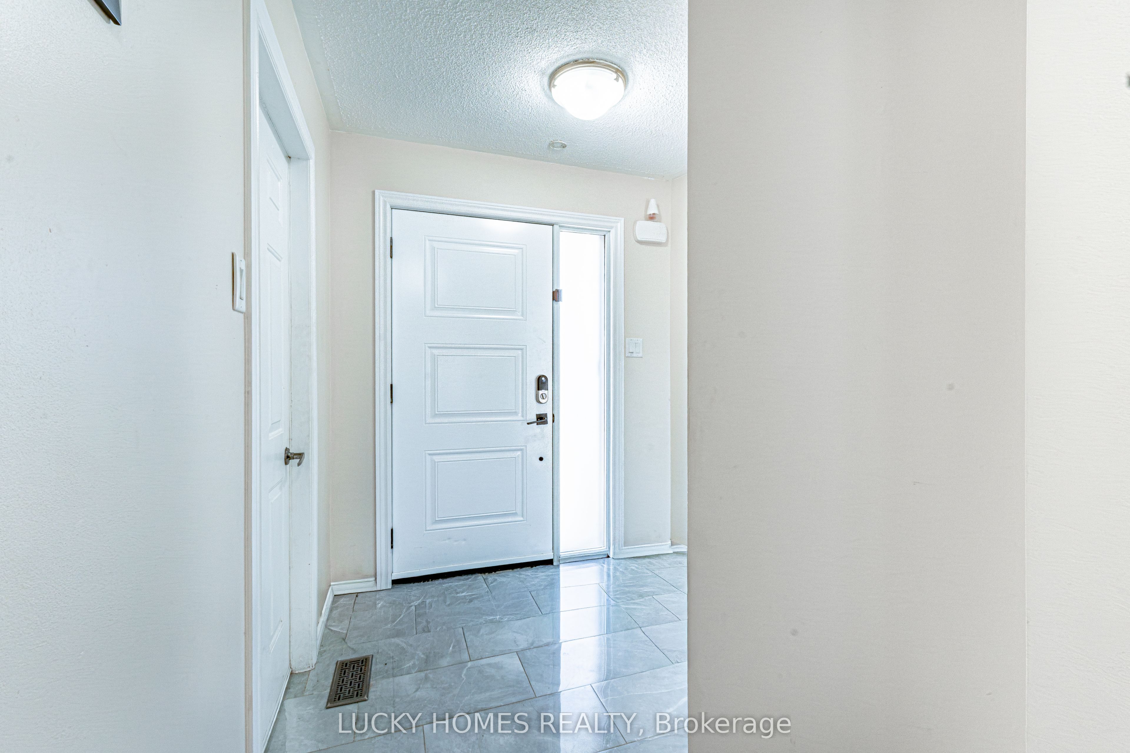65 Lyfytt Crescent, Barrie, ON L4N 7X5 photo 3