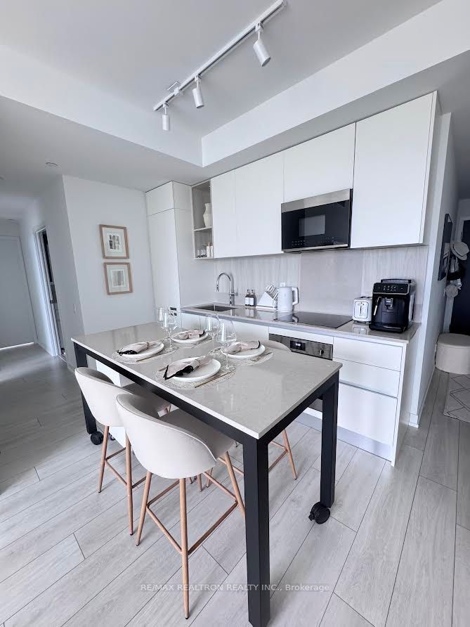 39 Mary Street 1802, Barrie, ON L4N 1S9 photo 5