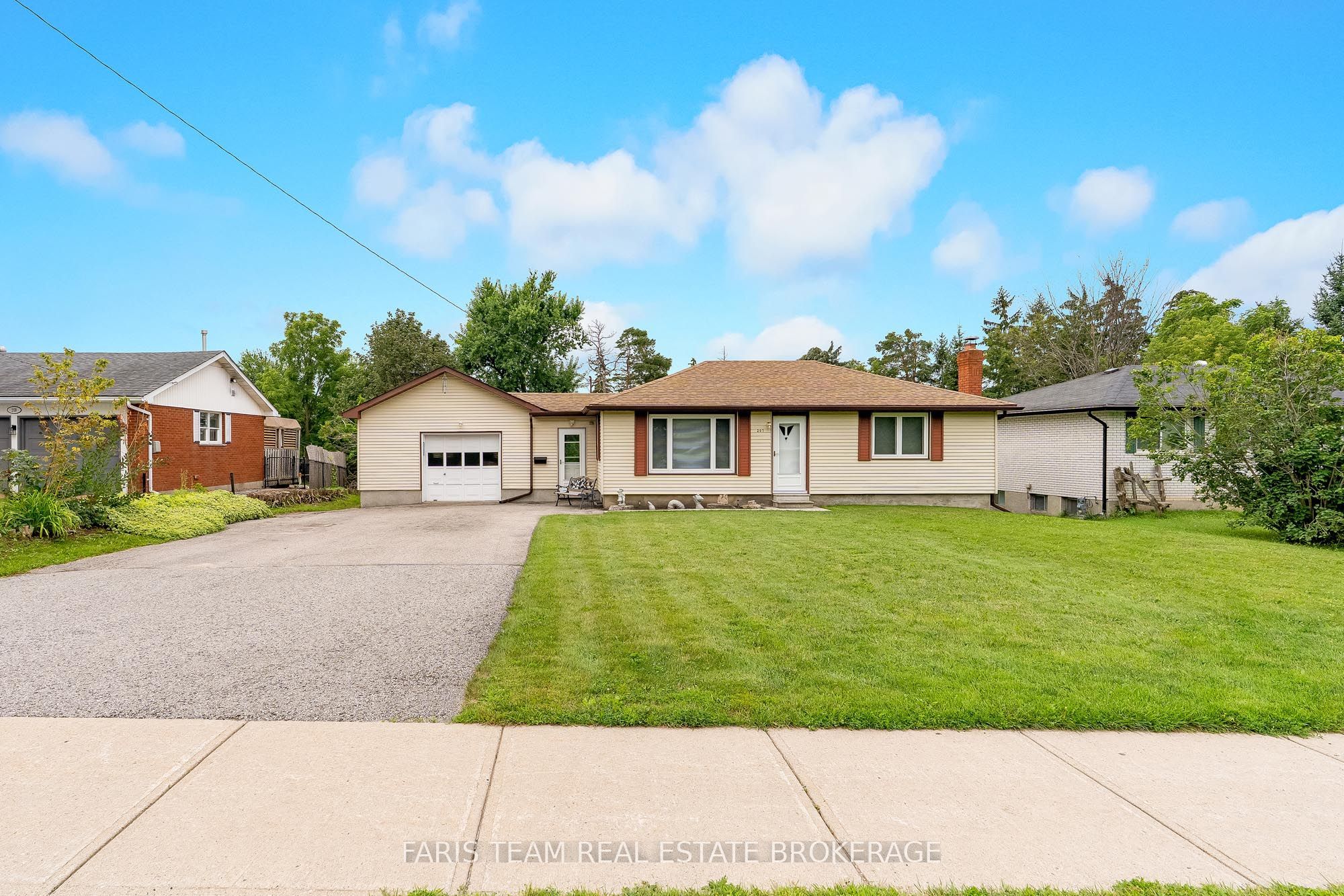 207 Warnica Road, Barrie, ON L4N 3Z2