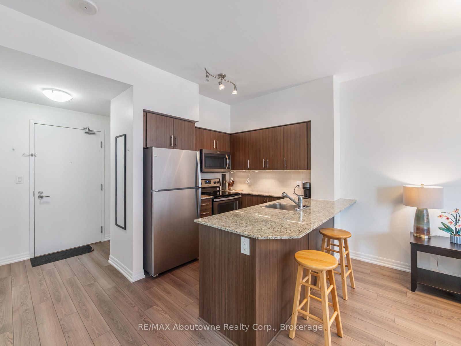 111 Worsley Street 709, Barrie, ON L4M 0J5 photo 3