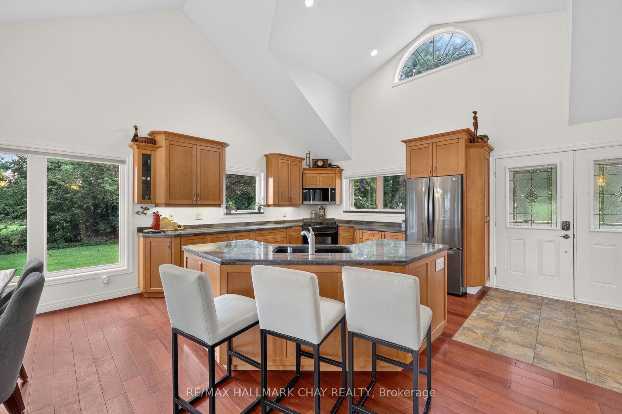 194 Moon Point Drive, Oro-Medonte, ON L3V 6H1 photo 4