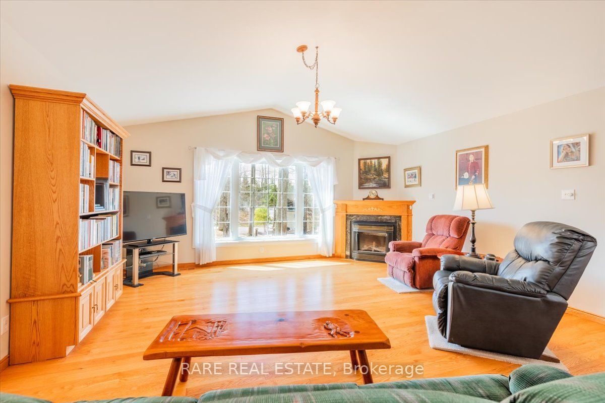 37 Boyd Crescent, Oro-Medonte, ON L0K 1N0 photo 3