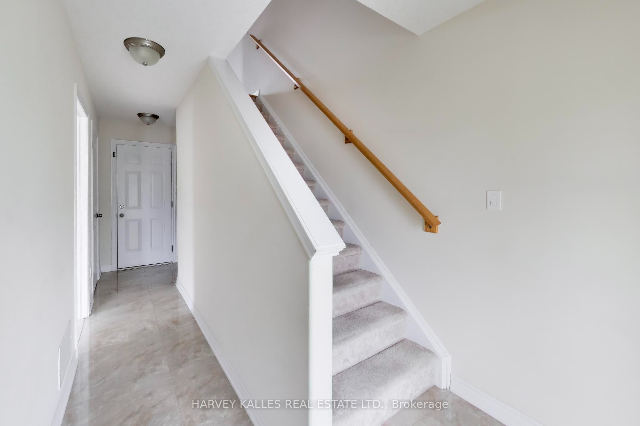 1 Leggott Avenue 38, Barrie, ON L4M 0K7 photo 4