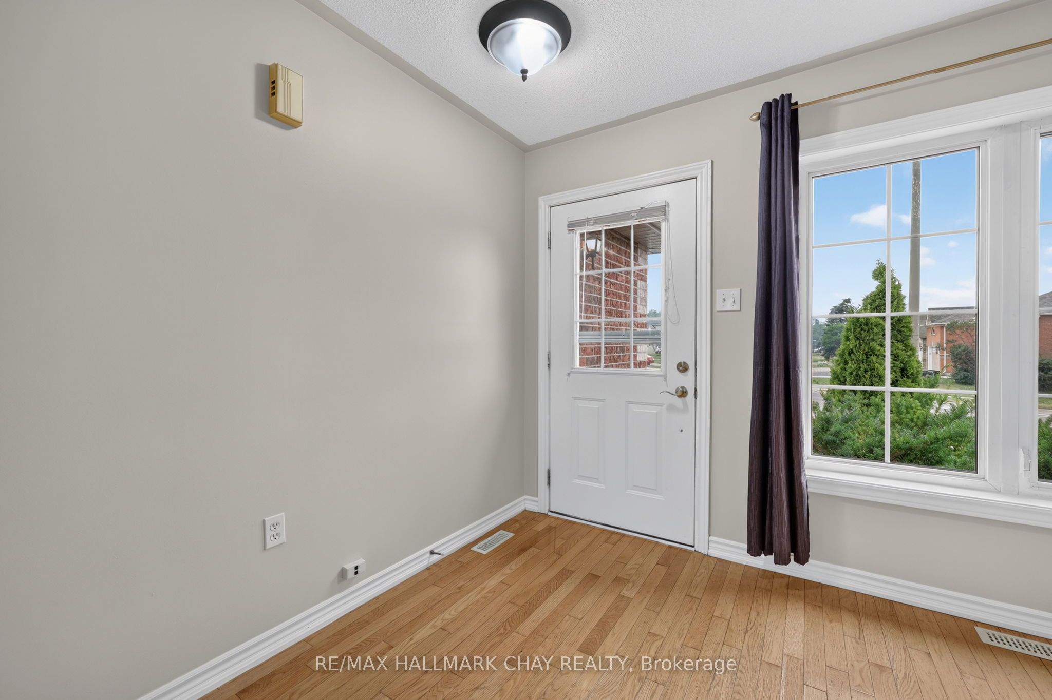 39 Hanmer Street E, Barrie, ON L4M 6V3 photo 2