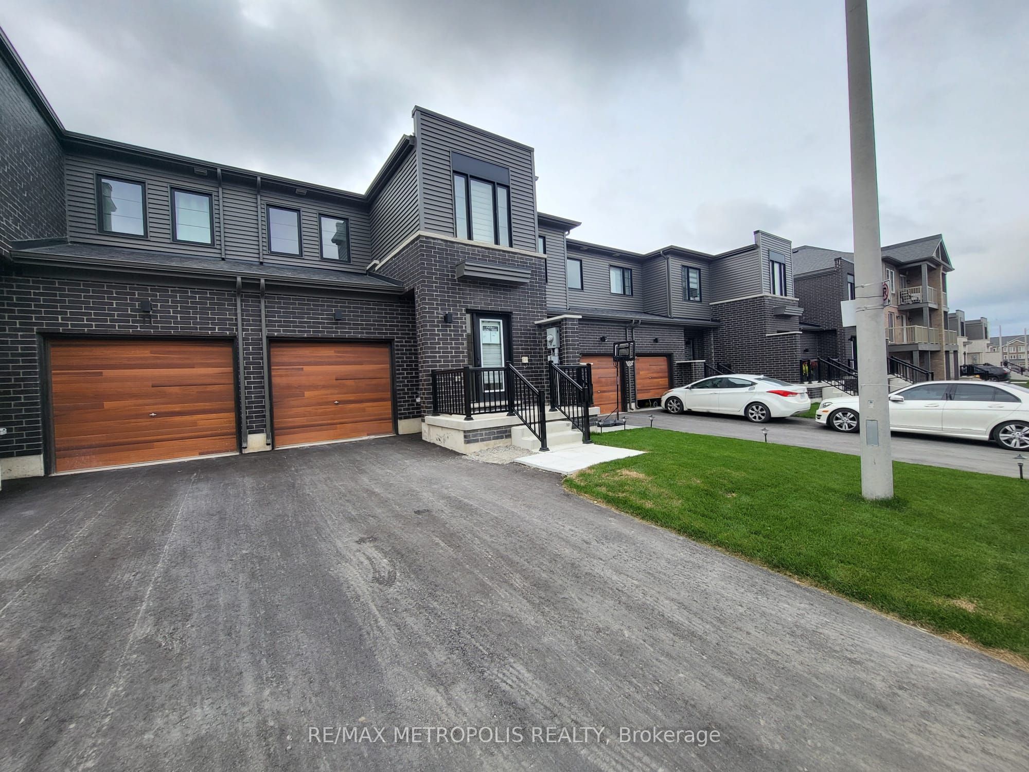 13 Hay Lane, Barrie, ON L9J 0V5 photo 2
