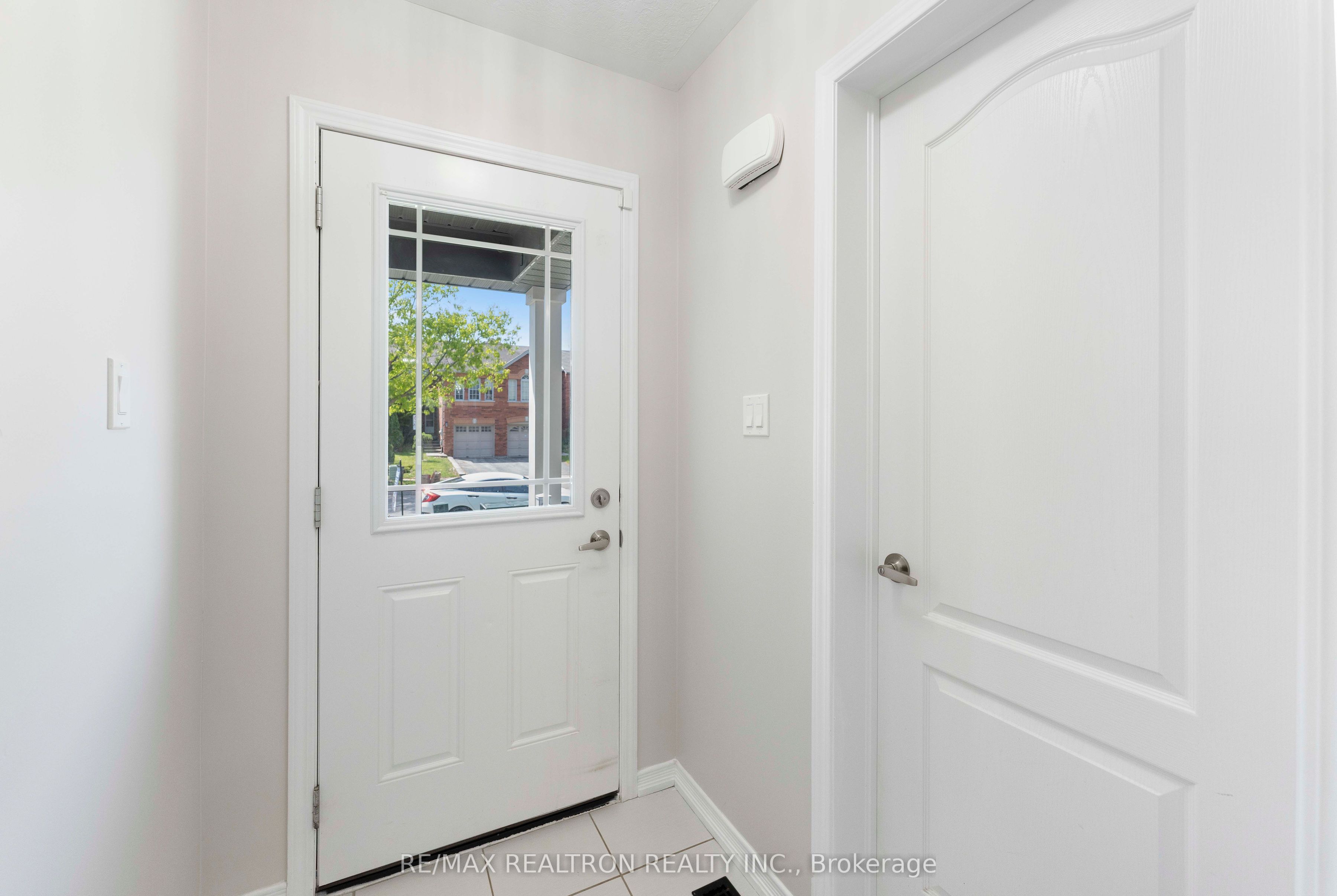 25 ROBINSON Street, Barrie, ON L4N 3J1 photo 4
