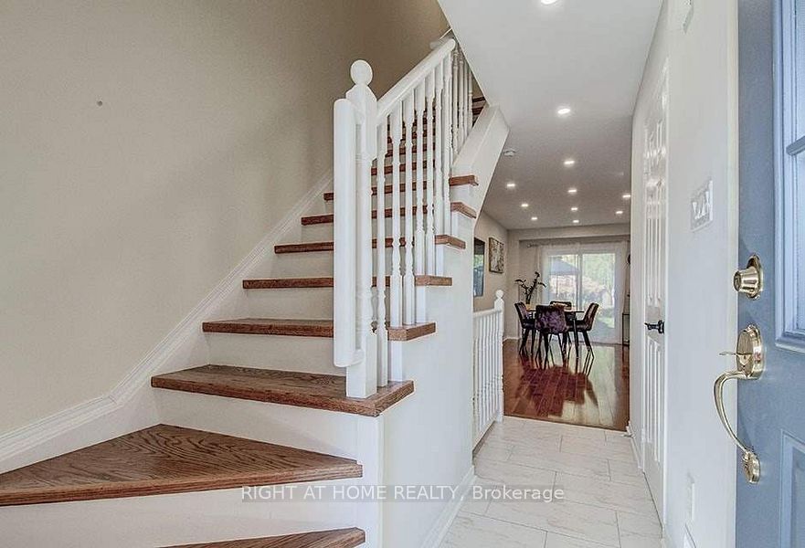 28 Bates Court, Barrie, ON L4N 8L8 photo 5