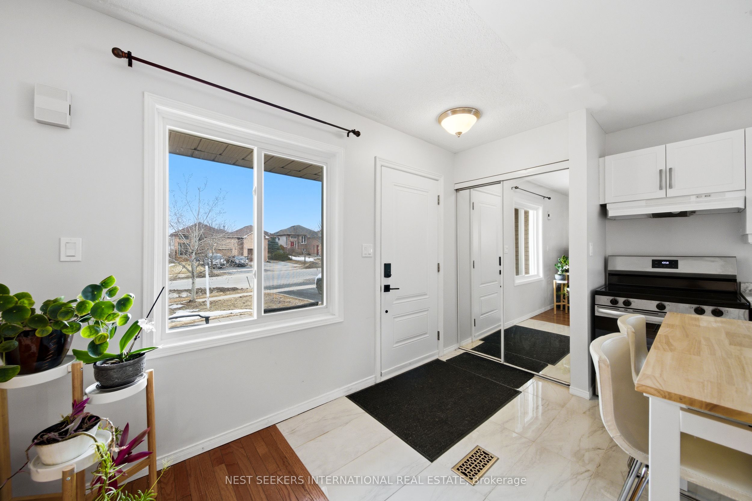27 Athabaska Road, Barrie, ON L4N 8C9 photo 2