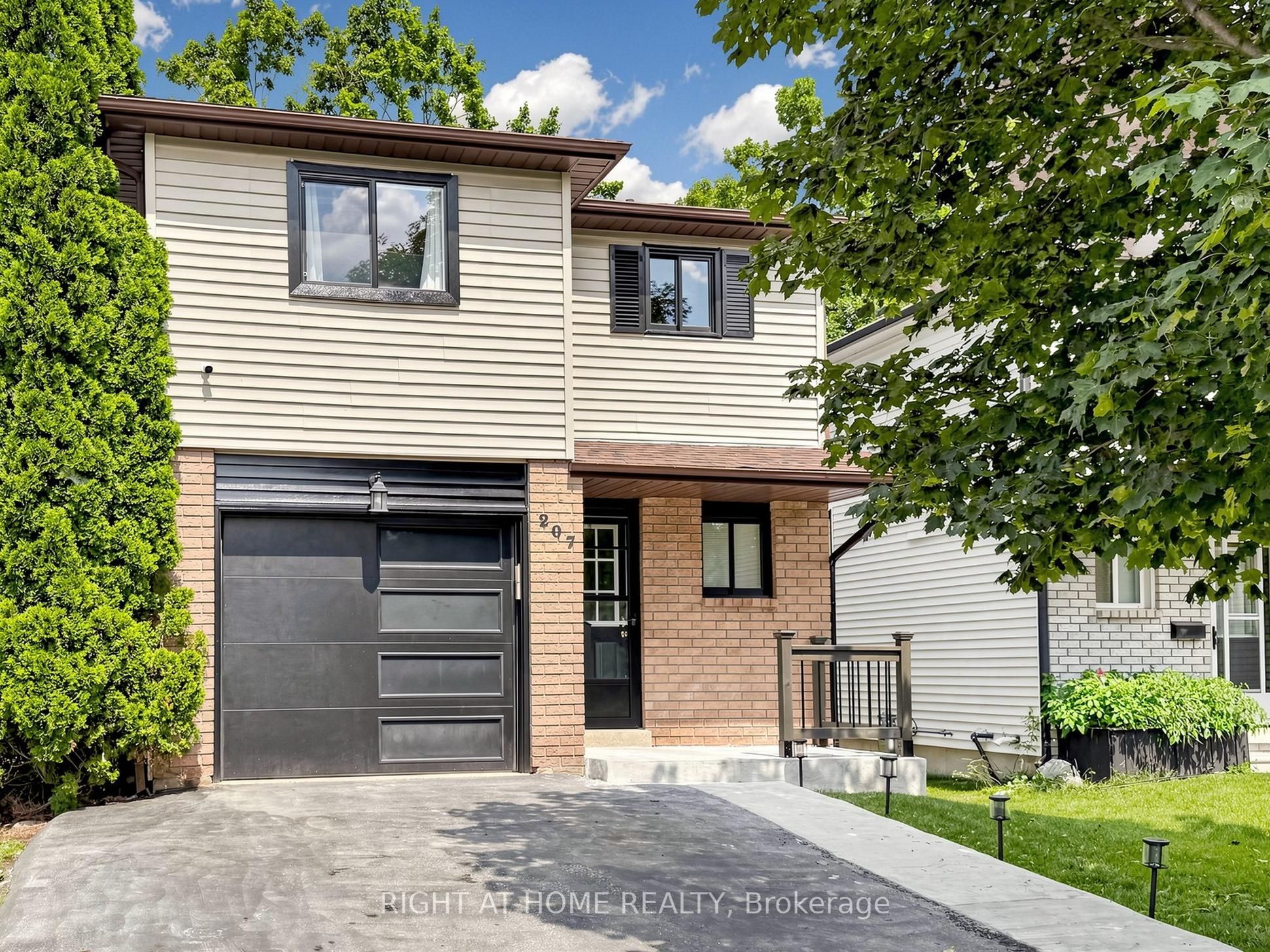 207 Hickling Trail, Barrie, ON L4M 5W6