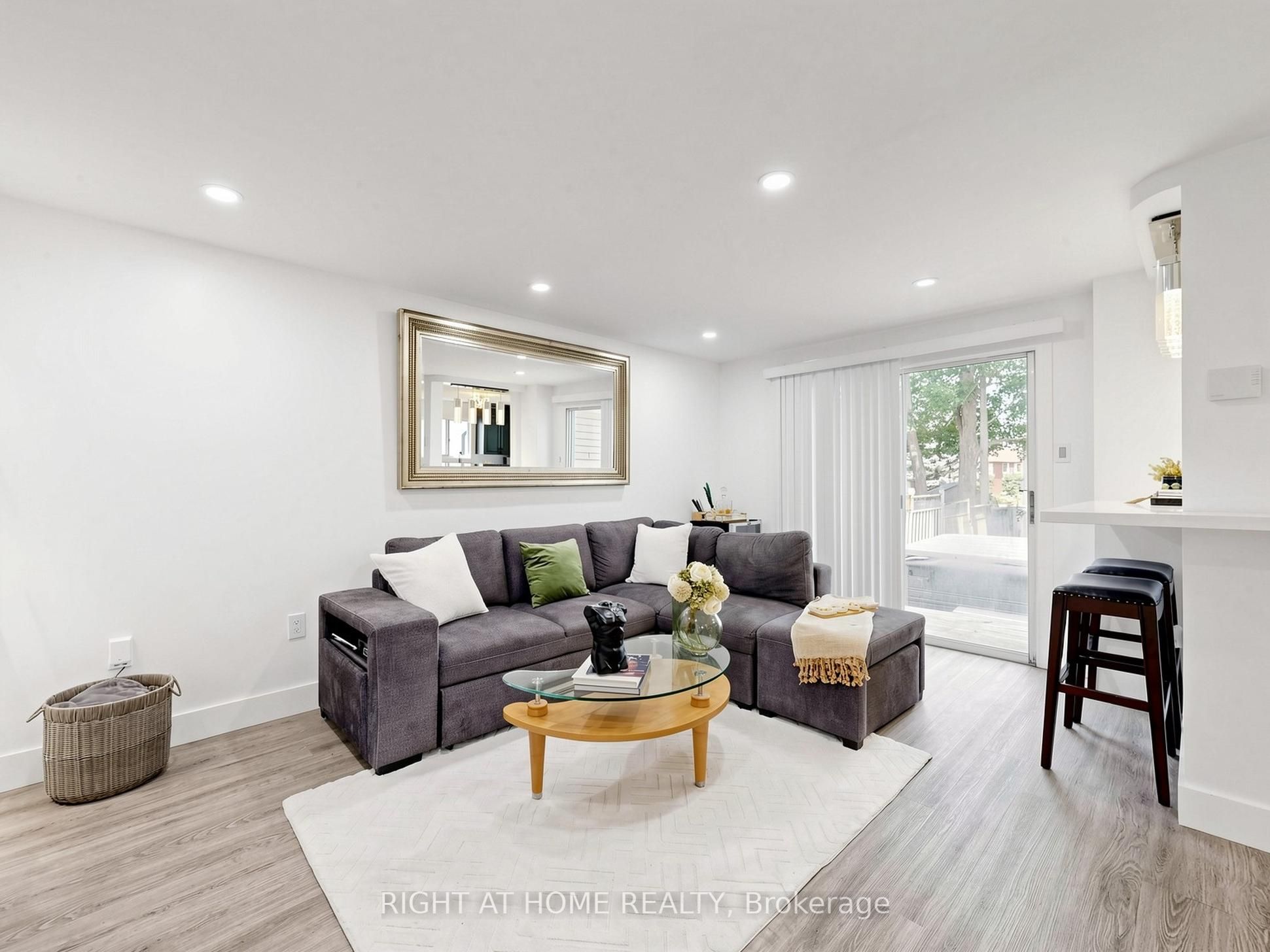 207 Hickling Trail, Barrie, ON L4M 5W6 photo 2