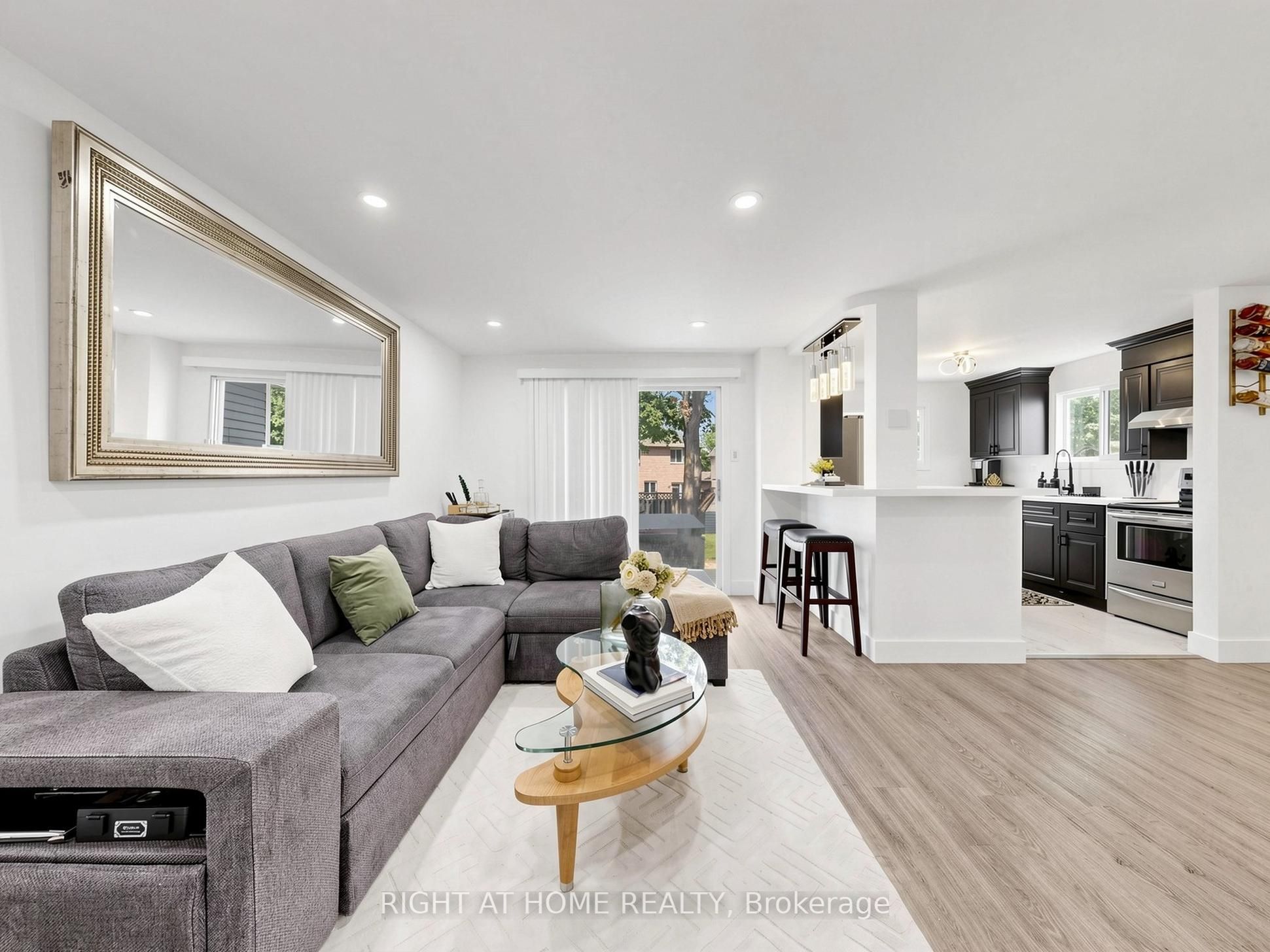 207 Hickling Trail, Barrie, ON L4M 5W6 photo 3