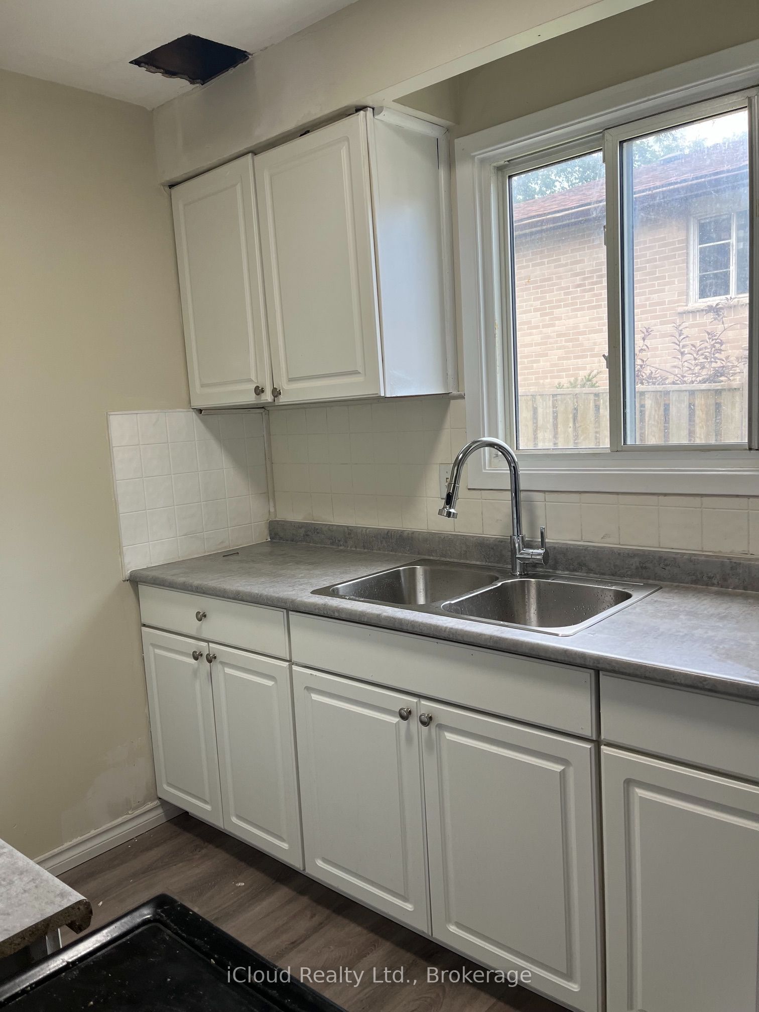 36 Sylvia Street, Barrie, ON L4M 5J4 photo 2
