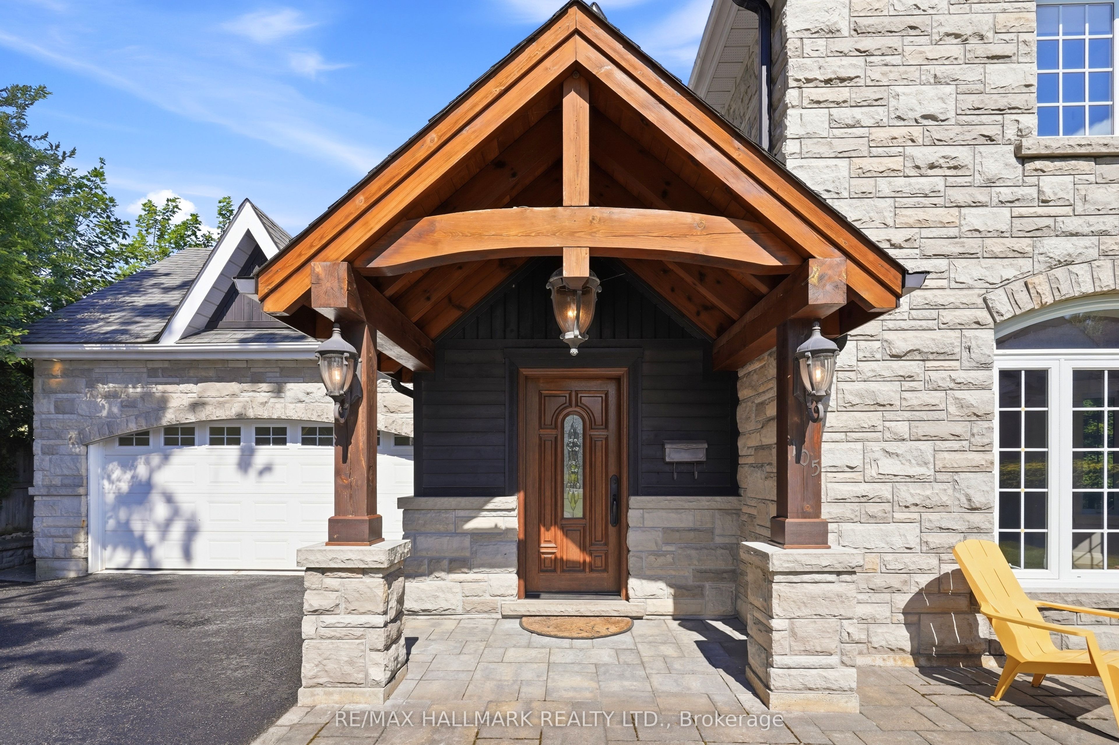 105 Duckworth Street, Barrie, ON L4M 3V9 photo 2