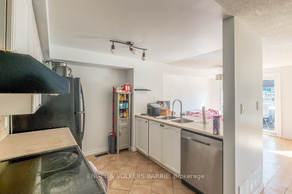 92 Lee Crescent, Barrie, ON L4N 9Z1 photo 3