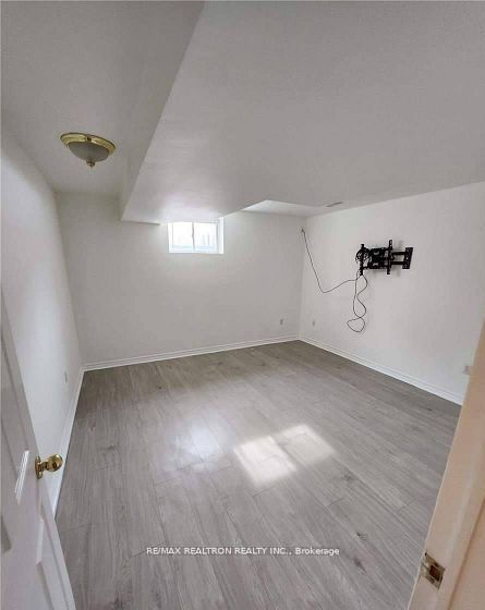 49 Hanmer Street E Bsmnt, Barrie, ON L4M 6V3 photo 3