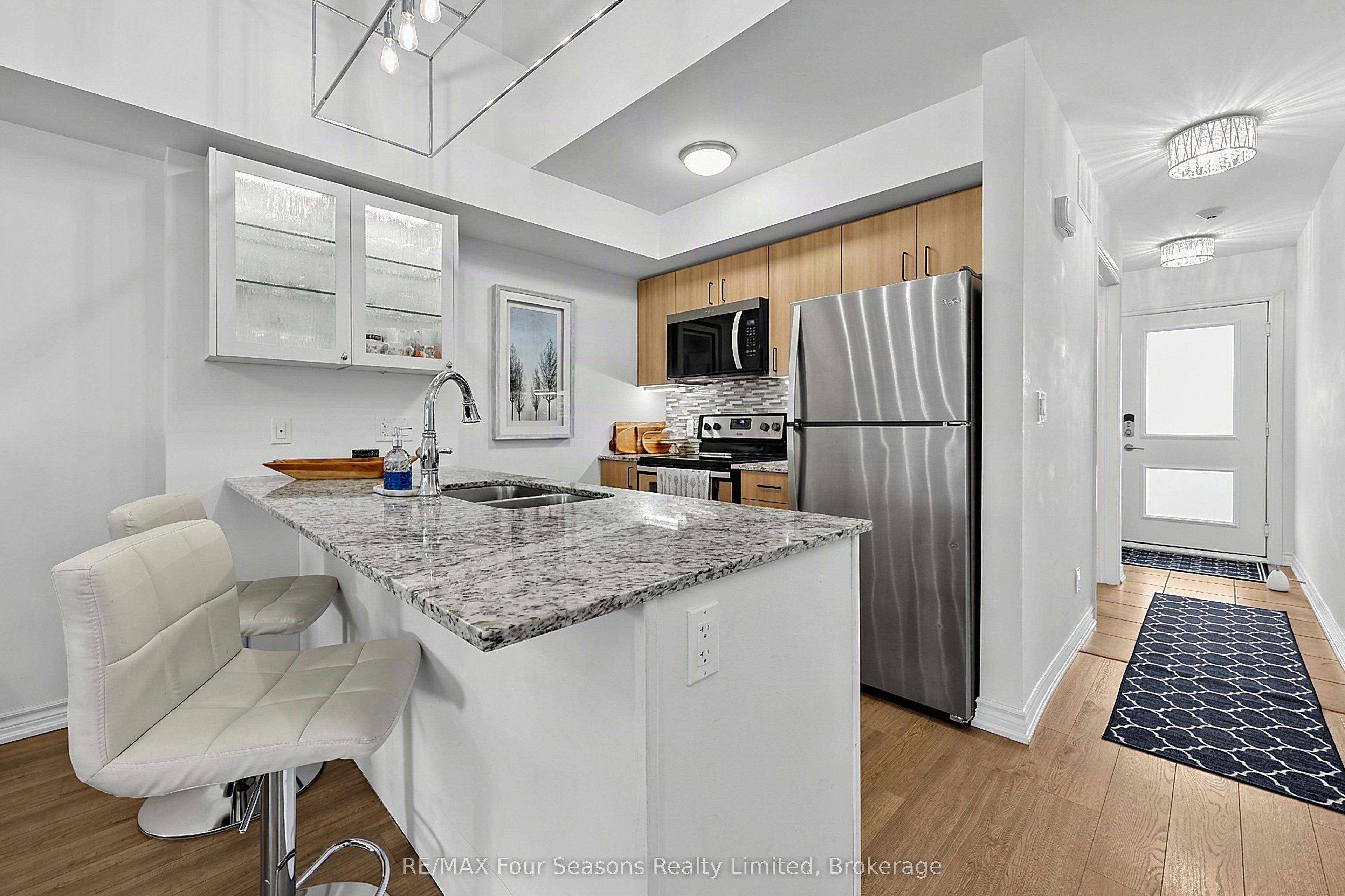 4 Cove Court 302, Collingwood, ON L9Y 0Y6 photo 2